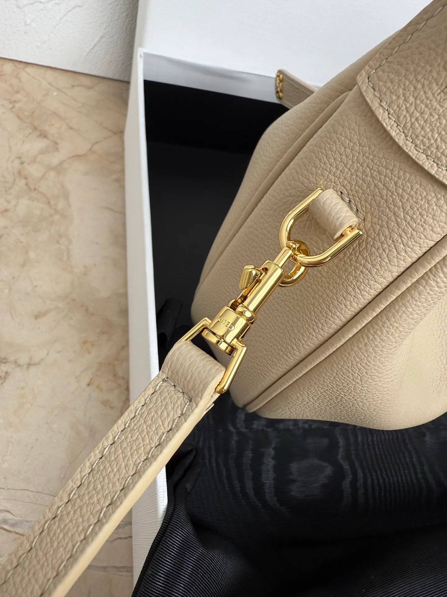 p1460 new product online 🅰️🅰️ CE new LuLu bag This time CE’s new LuLu bag is really stunning. I was struck by this crescent bag at first glance. It has a sense of high-end. The body of the bag is made of soft calfskin and feels like rua clouds. The hardware is all old and retro style. When paired with it, the temperament takes off. The most amazing thing is this bag shape! It can be salty, sweet, commuting, dating, cross-body, or one-shoulder. They are all very beautiful, and the capacity is completely sufficient for daily use. Paired with a coat, it looks like a lady, and paired with a sweater, it is very casual and casual. It is really versatile! ♻️ Style number: 119599 Color: White Size: 22x15x5cm