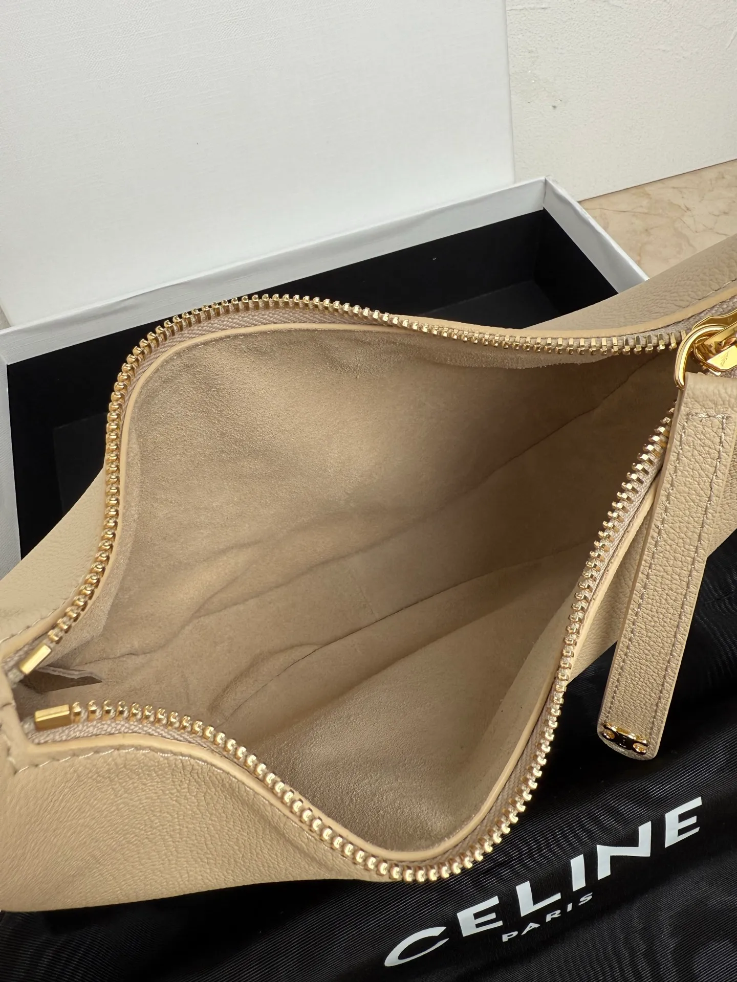 p1460 new product online 🅰️🅰️ CE new LuLu bag This time CE’s new LuLu bag is really stunning. I was struck by this crescent bag at first glance. It has a sense of high-end. The body of the bag is made of soft calfskin and feels like rua clouds. The hardware is all old and retro style. When paired with it, the temperament takes off. The most amazing thing is this bag shape! It can be salty, sweet, commuting, dating, cross-body, or one-shoulder. They are all very beautiful, and the capacity is completely sufficient for daily use. Paired with a coat, it looks like a lady, and paired with a sweater, it is very casual and casual. It is really versatile! ♻️ Style number: 119599 Color: White Size: 22x15x5cm