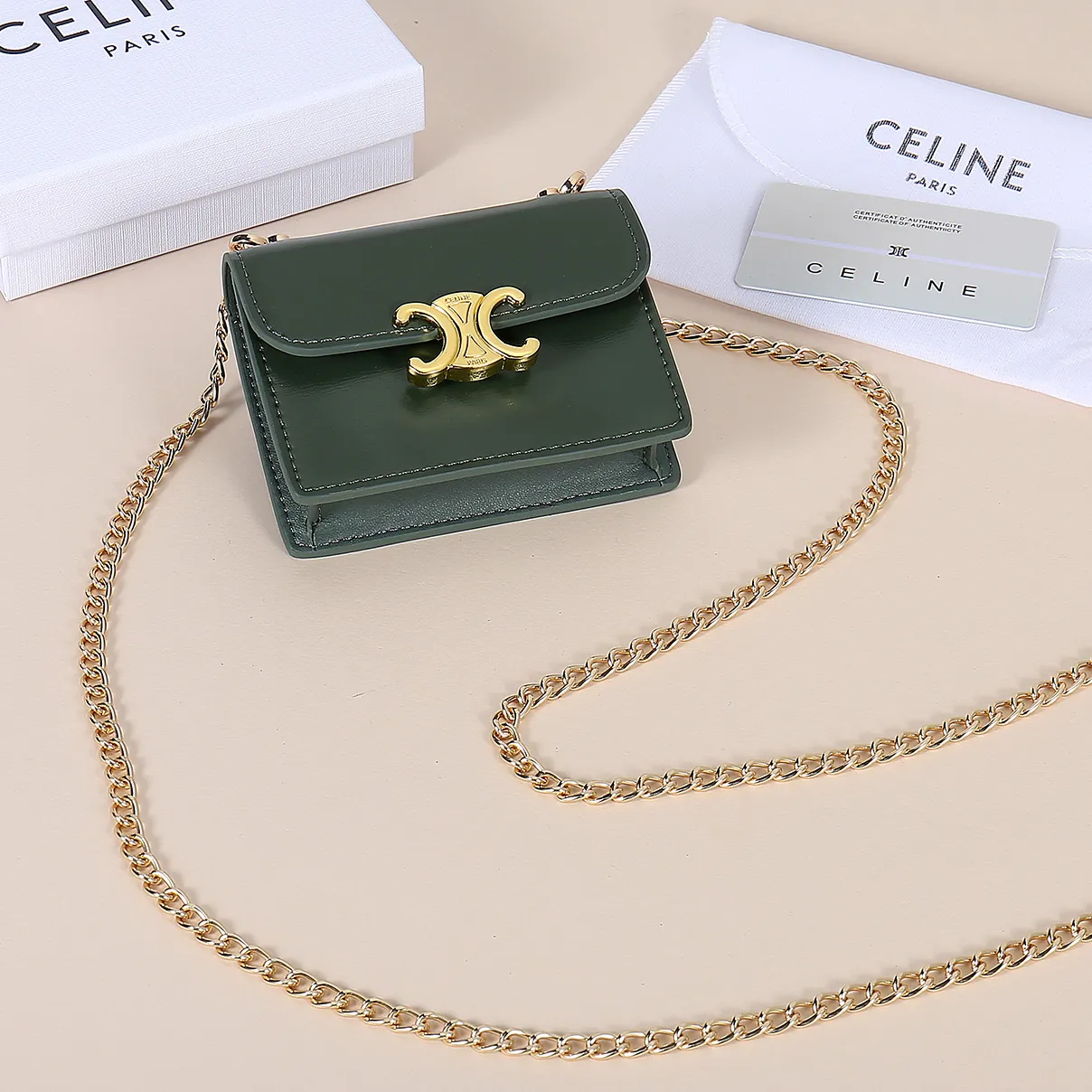 💰170, Celine's new chain TRIOMPHE business card bag, which can be worn cross-body, has a large cowhide surface with plain microfiber, gold-finished TRIOMPHE metal snap closure, 1 thickened main compartment, and 3 inner card slots. No.: 10N062 Size: 10.5x8.5x3 cm