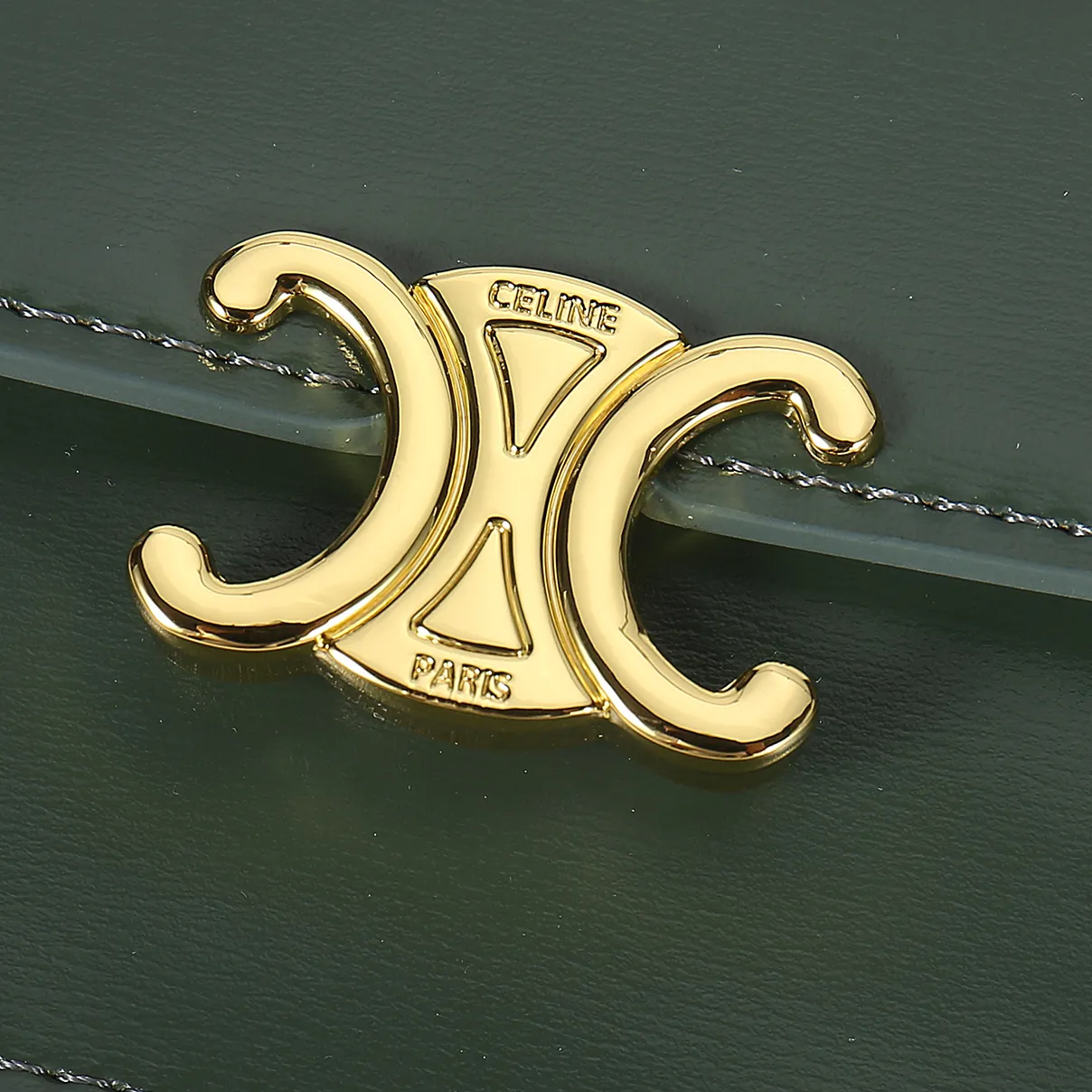 💰170, Celine's new chain TRIOMPHE business card bag, which can be worn cross-body, has a large cowhide surface with plain microfiber, gold-finished TRIOMPHE metal snap closure, 1 thickened main compartment, and 3 inner card slots. No.: 10N062 Size: 10.5x8.5x3 cm