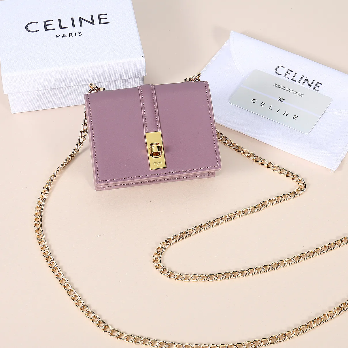 💰140, Celine’s latest chain card holder, TRIOMPHE flip chain card holder, can be worn cross-body, classic cowhide with plain microfiber interior, rotating lock closure, 1 thickened main compartment, 2 inner card slots. No.: 10M472 Size: 10.5x8.5x3 cm