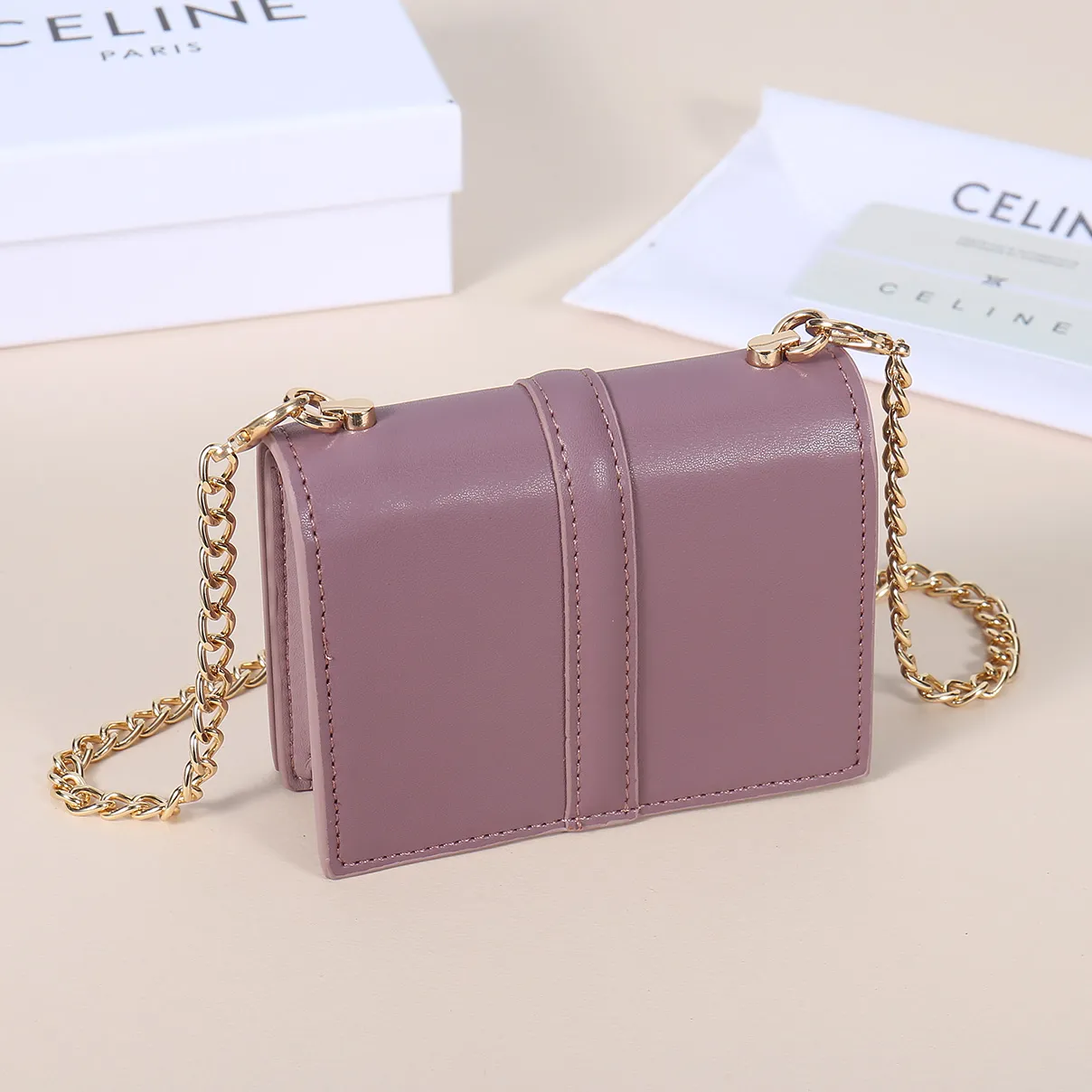 💰140, Celine’s latest chain card holder, TRIOMPHE flip chain card holder, can be worn cross-body, classic cowhide with plain microfiber interior, rotating lock closure, 1 thickened main compartment, 2 inner card slots. No.: 10M472 Size: 10.5x8.5x3 cm