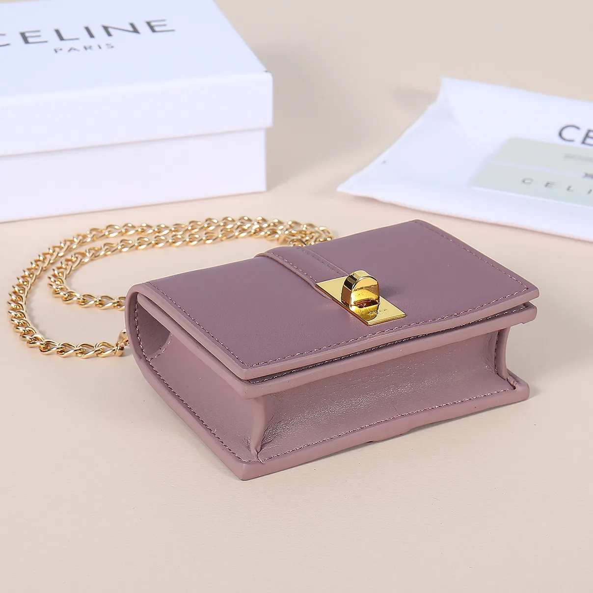💰140, Celine’s latest chain card holder, TRIOMPHE flip chain card holder, can be worn cross-body, classic cowhide with plain microfiber interior, rotating lock closure, 1 thickened main compartment, 2 inner card slots. No.: 10M472 Size: 10.5x8.5x3 cm