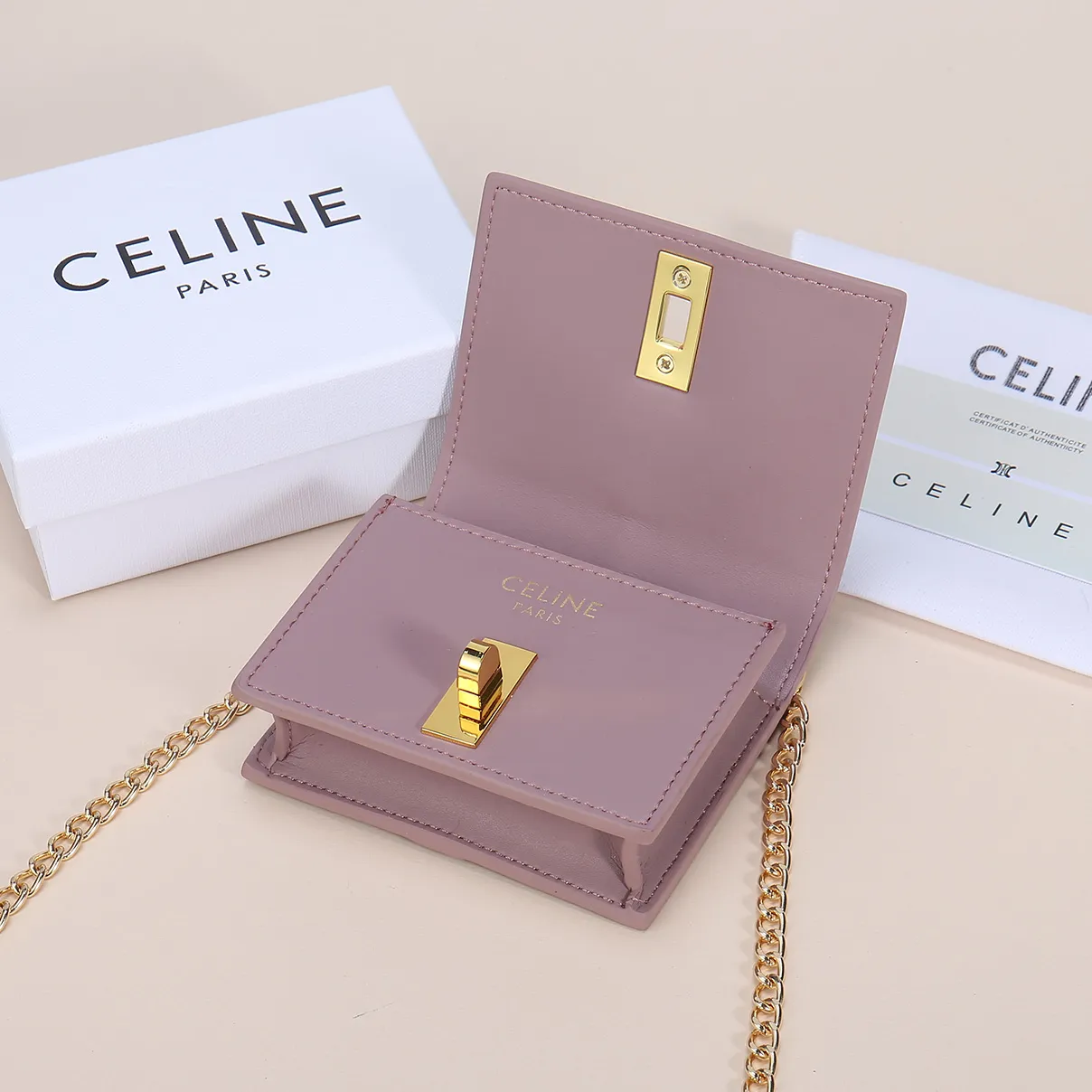 💰140, Celine’s latest chain card holder, TRIOMPHE flip chain card holder, can be worn cross-body, classic cowhide with plain microfiber interior, rotating lock closure, 1 thickened main compartment, 2 inner card slots. No.: 10M472 Size: 10.5x8.5x3 cm