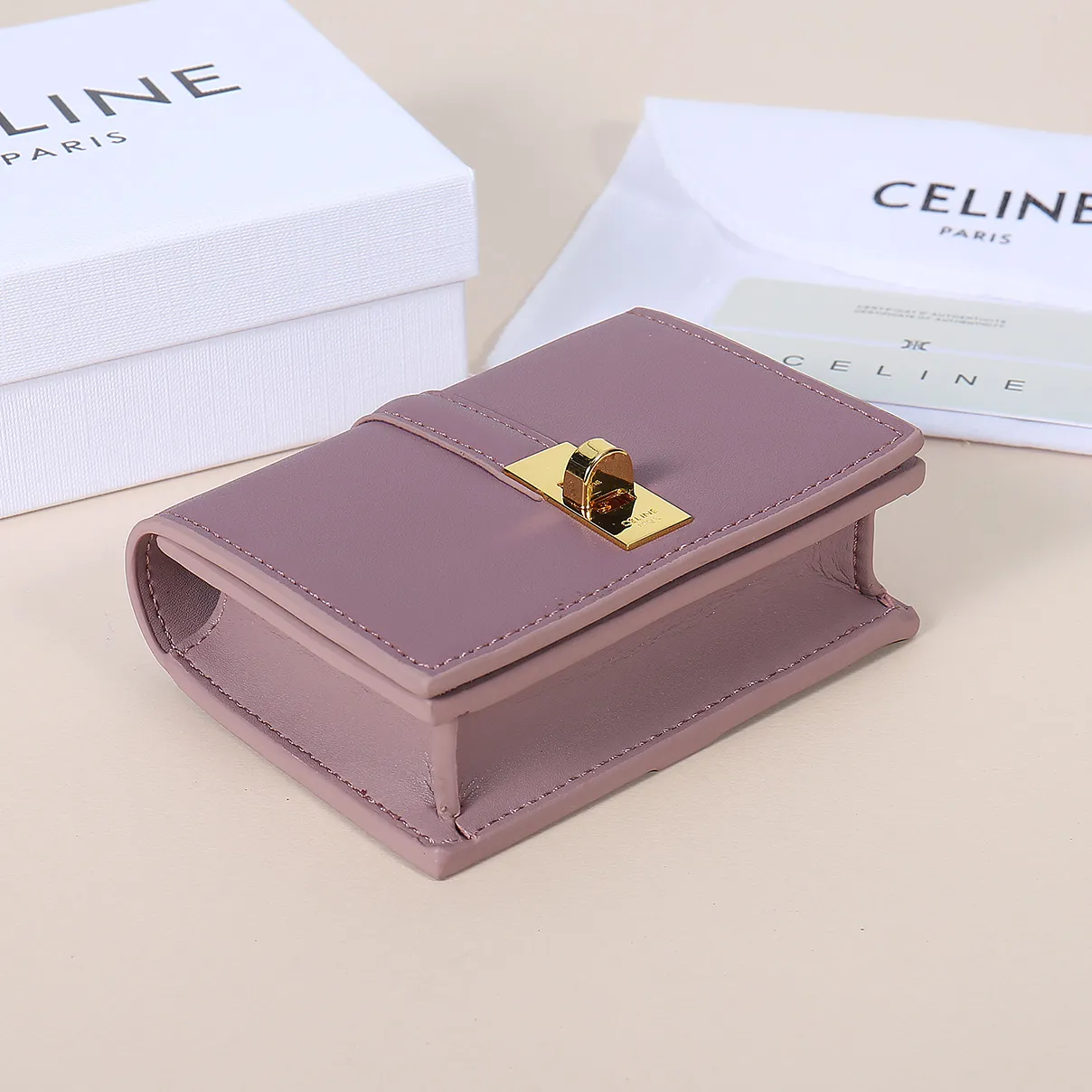 💰130, Celine's new card holder, TRIOMPHE flip card holder, large cowhide with plain microfiber interior, rotating lock closure, 1 thickened main compartment, 2 inner card slots. No.: 10M473 Size: 10.5x8.5x3 cm