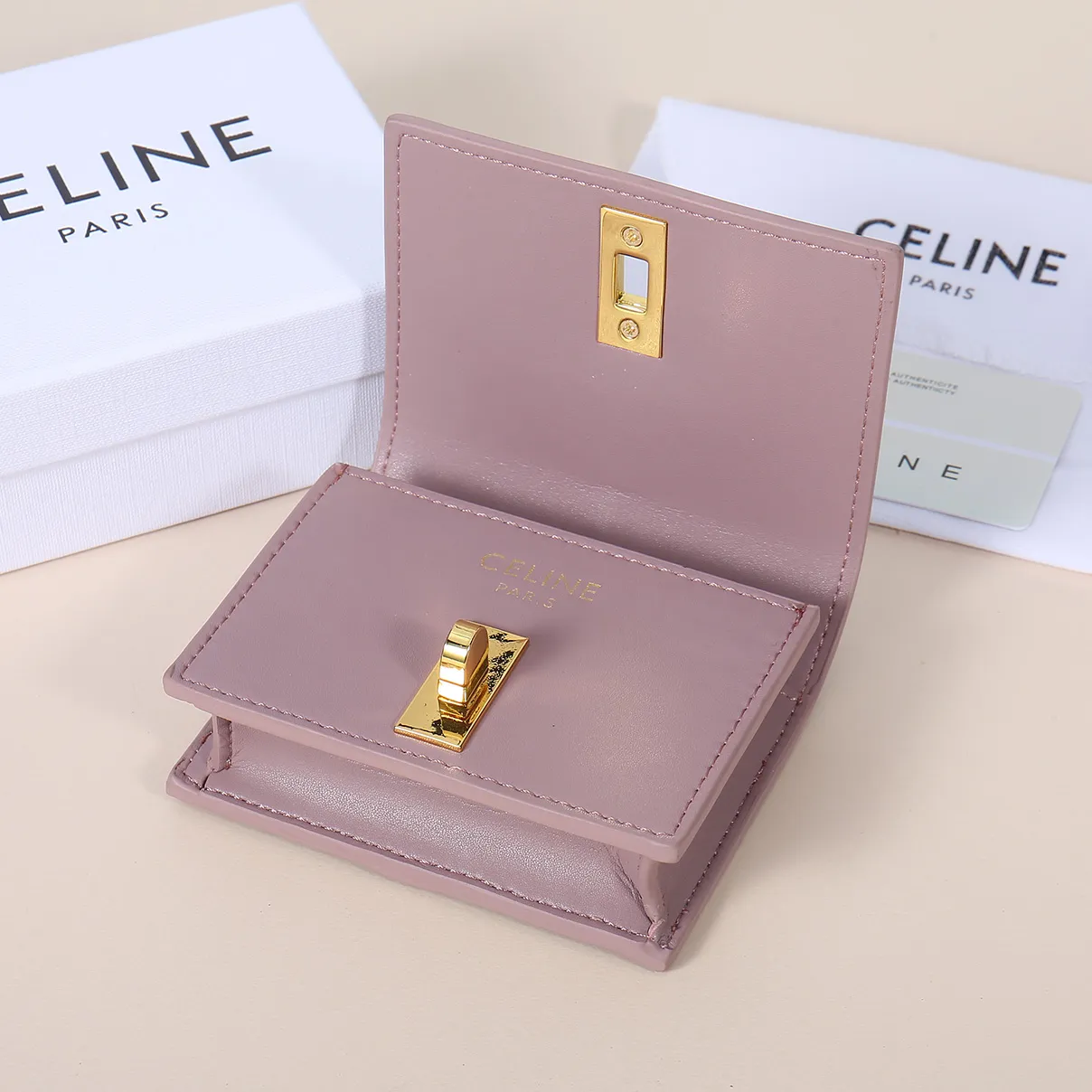 💰130, Celine's new card holder, TRIOMPHE flip card holder, large cowhide with plain microfiber interior, rotating lock closure, 1 thickened main compartment, 2 inner card slots. No.: 10M473 Size: 10.5x8.5x3 cm