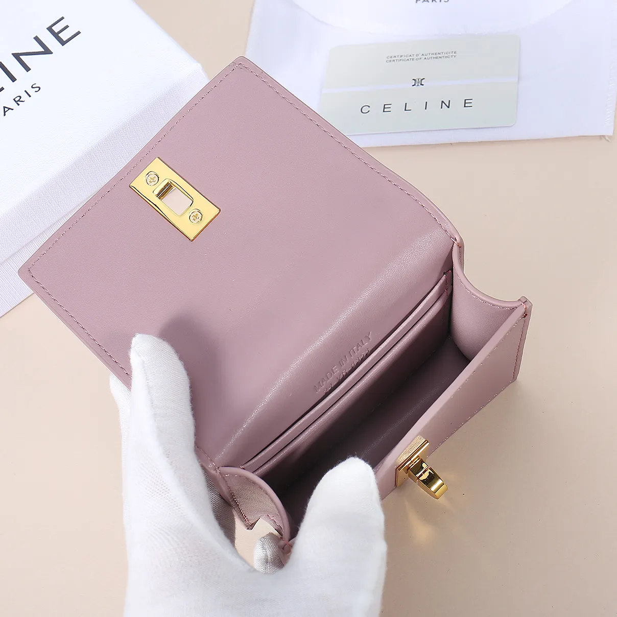 💰130, Celine's new card holder, TRIOMPHE flip card holder, large cowhide with plain microfiber interior, rotating lock closure, 1 thickened main compartment, 2 inner card slots. No.: 10M473 Size: 10.5x8.5x3 cm