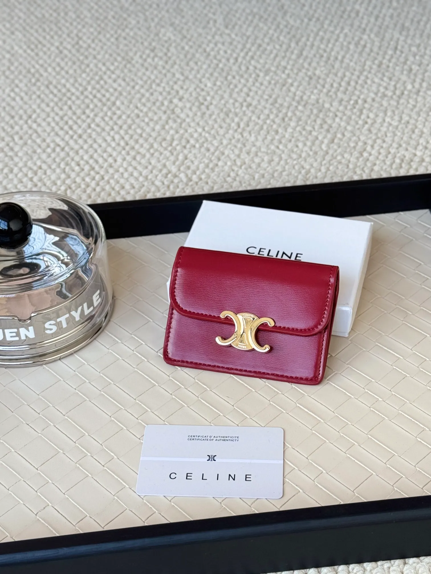 💰130 Celine's new card holder is online, ce's new classic card holder, with cow leather interior and triomphe snap closure, with 4 card slots inside and 1 outside card slot. It is easy to carry when going out, looks and wear-resistant, and is super light weight! Style number: 10L583 Size: 10.5x7x1cm
