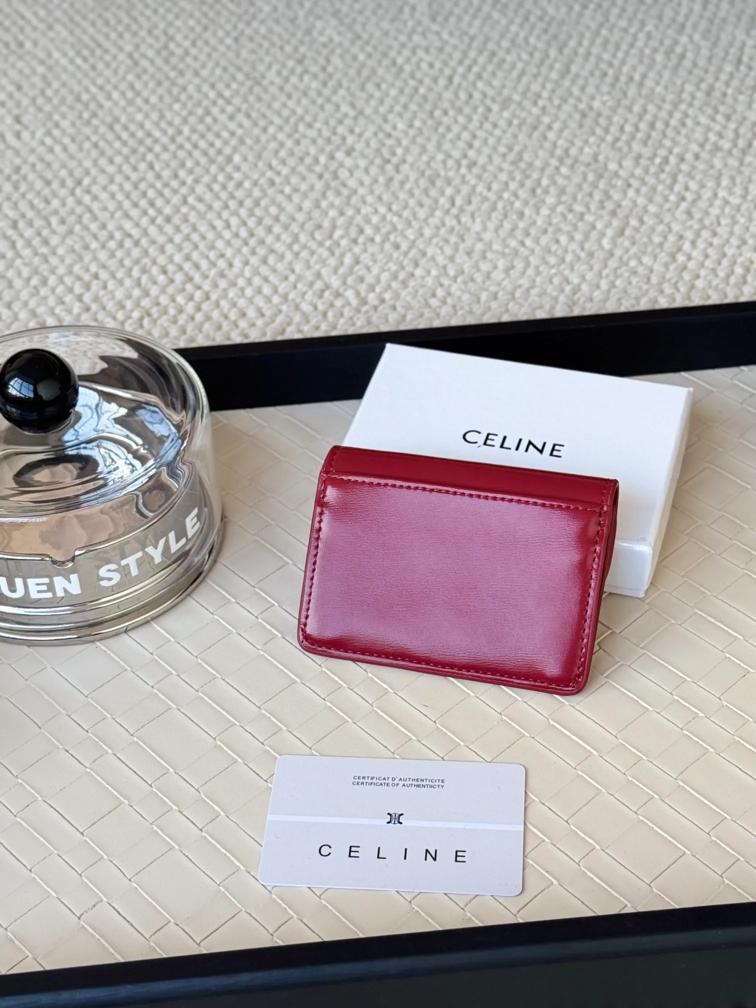 💰130 Celine's new card holder is online, ce's new classic card holder, with cow leather interior and triomphe snap closure, with 4 card slots inside and 1 outside card slot. It is easy to carry when going out, looks and wear-resistant, and is super light weight! Style number: 10L583 Size: 10.5x7x1cm