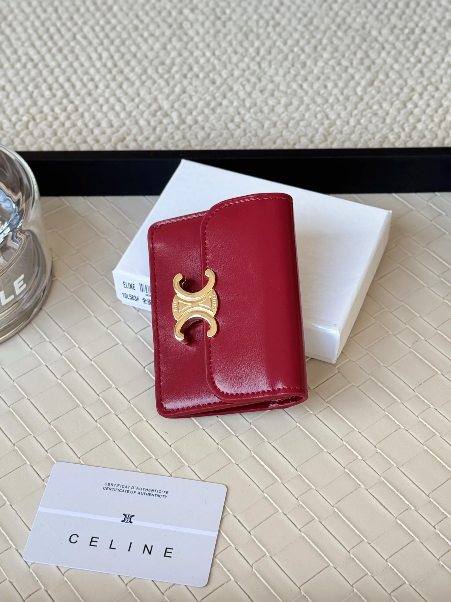 💰130 Celine's new card holder is online, ce's new classic card holder, with cow leather interior and triomphe snap closure, with 4 card slots inside and 1 outside card slot. It is easy to carry when going out, looks and wear-resistant, and is super light weight! Style number: 10L583 Size: 10.5x7x1cm