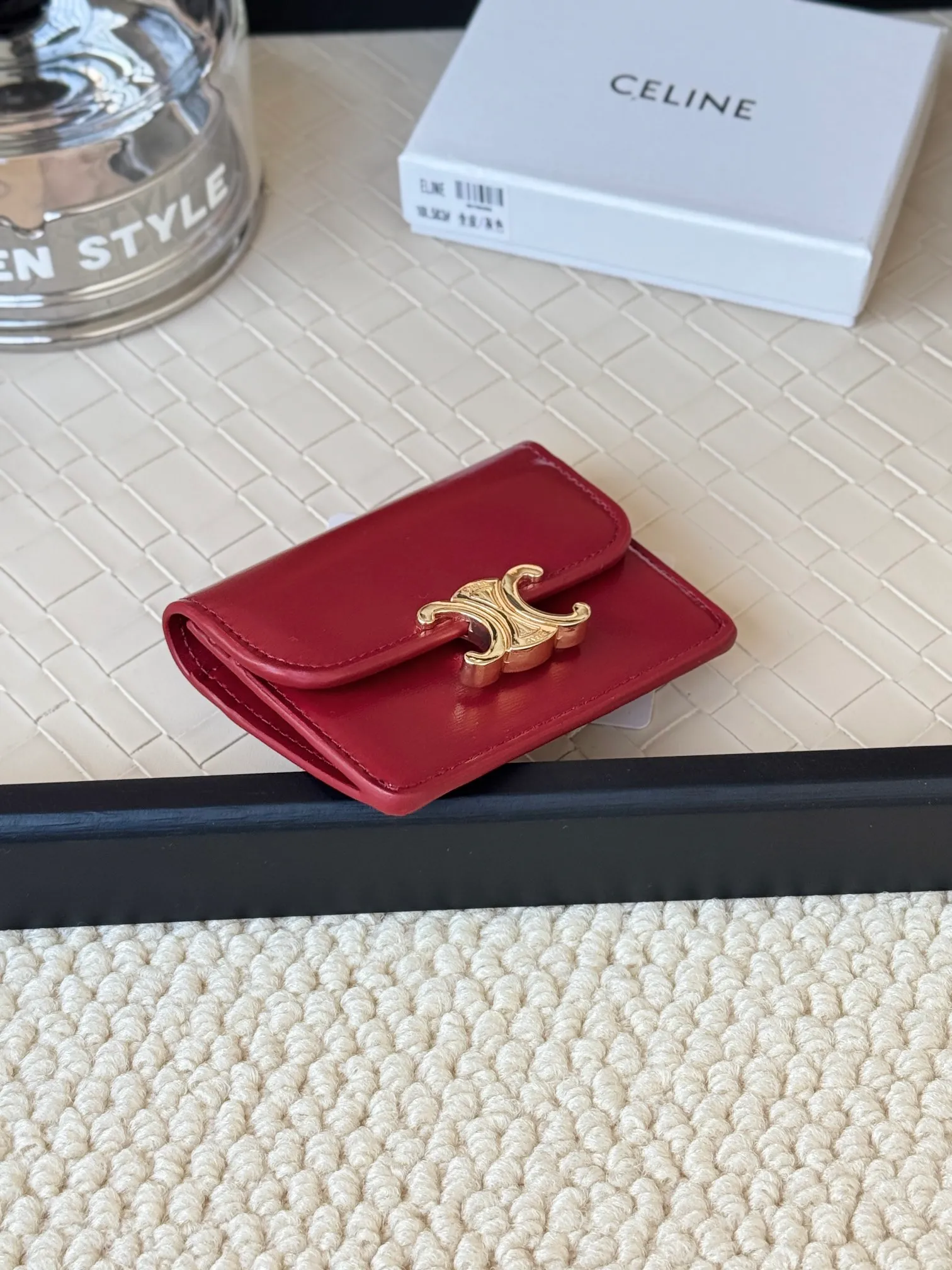 💰130 Celine's new card holder is online, ce's new classic card holder, with cow leather interior and triomphe snap closure, with 4 card slots inside and 1 outside card slot. It is easy to carry when going out, looks and wear-resistant, and is super light weight! Style number: 10L583 Size: 10.5x7x1cm