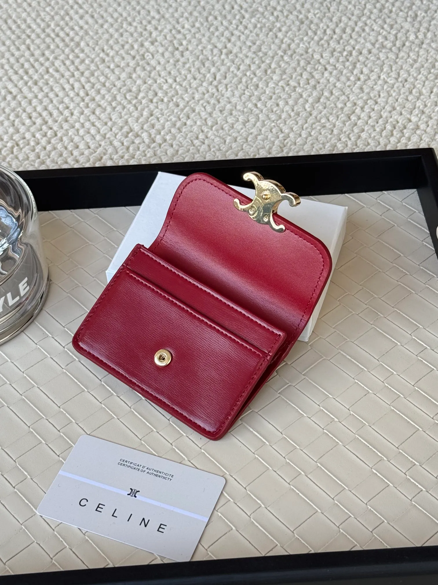 💰130 Celine's new card holder is online, ce's new classic card holder, with cow leather interior and triomphe snap closure, with 4 card slots inside and 1 outside card slot. It is easy to carry when going out, looks and wear-resistant, and is super light weight! Style number: 10L583 Size: 10.5x7x1cm