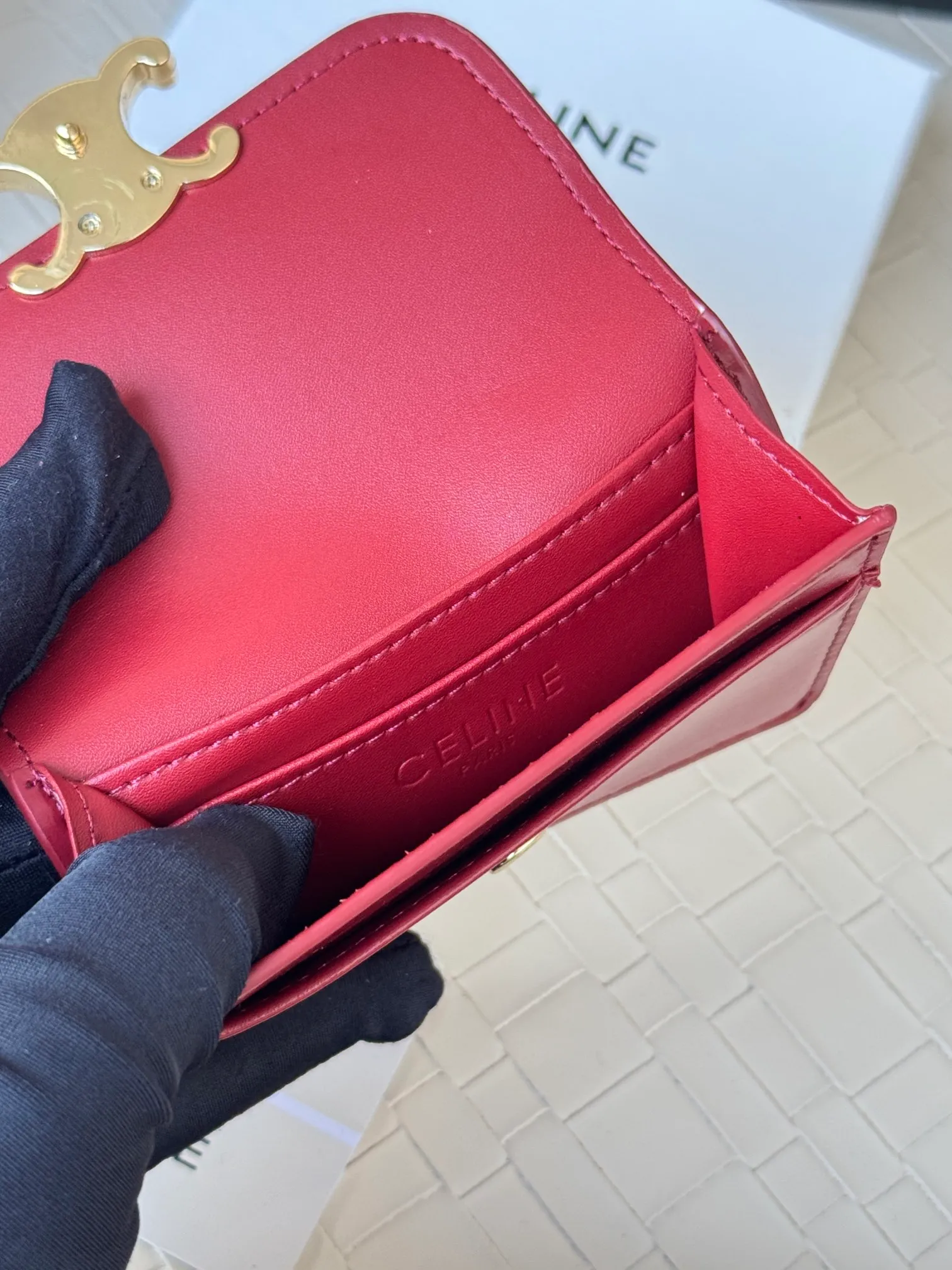 💰130 Celine's new card holder is online, ce's new classic card holder, with cow leather interior and triomphe snap closure, with 4 card slots inside and 1 outside card slot. It is easy to carry when going out, looks and wear-resistant, and is super light weight! Style number: 10L583 Size: 10.5x7x1cm