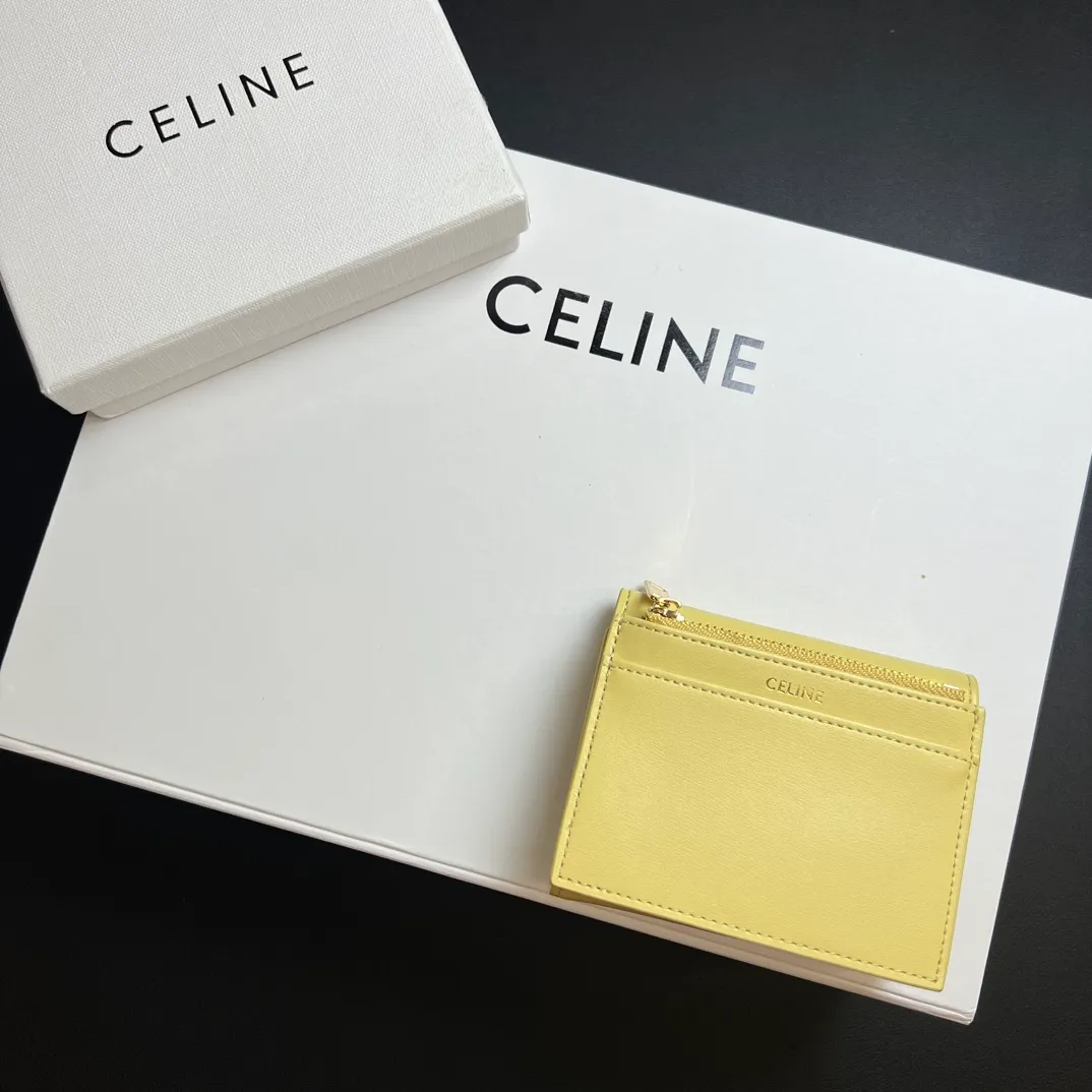 💰150 💎Top quality 🇫🇷 Yellow 💓 𝗖𝗘𝗟𝗜𝗡𝗘 Arc de Triomphe wallet 2-in-1, full calfskin, second layer leather, non-transferable ‼ ️ Celine’s new glossy cow leather short coin purse ❤️ TRIOMPHE metallic snaps A small item that enhances taste, a classic and popular model. It is good-looking and easy to use. It is small and portable. All kinds of bank cards and ID documents are easy to throw around. You no longer have to worry about not being able to find it. It is a daily essential item. 5 card slots, 1 banknote slot, 1 detachable card pocket. It is really full of everything even though it is small~ The wallet can be used for a long time without losing any money. The high-end packaging also gives you face, so go ahead. Model: 10l653DS3 / 16332 /10I653 Size: 9.5×7.5×3cm