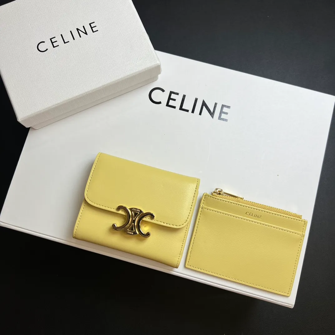💰150 💎Top quality 🇫🇷 Yellow 💓 𝗖𝗘𝗟𝗜𝗡𝗘 Arc de Triomphe wallet 2-in-1, full calfskin, second layer leather, non-transferable ‼ ️ Celine’s new glossy cow leather short coin purse ❤️ TRIOMPHE metallic snaps A small item that enhances taste, a classic and popular model. It is good-looking and easy to use. It is small and portable. All kinds of bank cards and ID documents are easy to throw around. You no longer have to worry about not being able to find it. It is a daily essential item. 5 card slots, 1 banknote slot, 1 detachable card pocket. It is really full of everything even though it is small~ The wallet can be used for a long time without losing any money. The high-end packaging also gives you face, so go ahead. Model: 10l653DS3 / 16332 /10I653 Size: 9.5×7.5×3cm