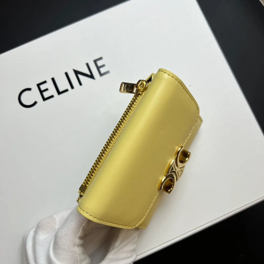 💰150 💎Top quality 🇫🇷 Yellow 💓 𝗖𝗘𝗟𝗜𝗡𝗘 Arc de Triomphe wallet 2-in-1, full calfskin, second layer leather, non-transferable ‼ ️ Celine’s new glossy cow leather short coin purse ❤️ TRIOMPHE metallic snaps A small item that enhances taste, a classic and popular model. It is good-looking and easy to use. It is small and portable. All kinds of bank cards and ID documents are easy to throw around. You no longer have to worry about not being able to find it. It is a daily essential item. 5 card slots, 1 banknote slot, 1 detachable card pocket. It is really full of everything even though it is small~ The wallet can be used for a long time without losing any money. The high-end packaging also gives you face, so go ahead. Model: 10l653DS3 / 16332 /10I653 Size: 9.5×7.5×3cm
