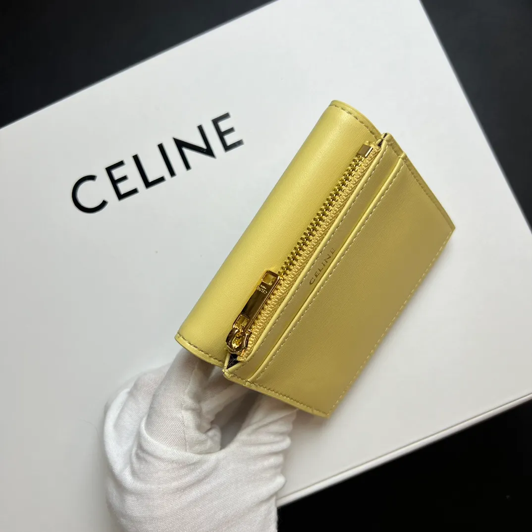 💰150 💎Top quality 🇫🇷 Yellow 💓 𝗖𝗘𝗟𝗜𝗡𝗘 Arc de Triomphe wallet 2-in-1, full calfskin, second layer leather, non-transferable ‼ ️ Celine’s new glossy cow leather short coin purse ❤️ TRIOMPHE metallic snaps A small item that enhances taste, a classic and popular model. It is good-looking and easy to use. It is small and portable. All kinds of bank cards and ID documents are easy to throw around. You no longer have to worry about not being able to find it. It is a daily essential item. 5 card slots, 1 banknote slot, 1 detachable card pocket. It is really full of everything even though it is small~ The wallet can be used for a long time without losing any money. The high-end packaging also gives you face, so go ahead. Model: 10l653DS3 / 16332 /10I653 Size: 9.5×7.5×3cm