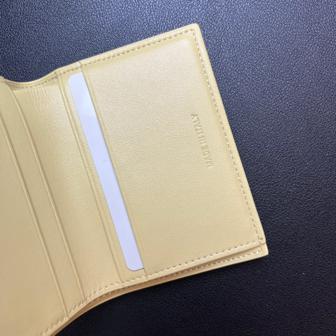 💰150 💎Top quality 🇫🇷 Yellow 💓 𝗖𝗘𝗟𝗜𝗡𝗘 Arc de Triomphe wallet 2-in-1, full calfskin, second layer leather, non-transferable ‼ ️ Celine’s new glossy cow leather short coin purse ❤️ TRIOMPHE metallic snaps A small item that enhances taste, a classic and popular model. It is good-looking and easy to use. It is small and portable. All kinds of bank cards and ID documents are easy to throw around. You no longer have to worry about not being able to find it. It is a daily essential item. 5 card slots, 1 banknote slot, 1 detachable card pocket. It is really full of everything even though it is small~ The wallet can be used for a long time without losing any money. The high-end packaging also gives you face, so go ahead. Model: 10l653DS3 / 16332 /10I653 Size: 9.5×7.5×3cm