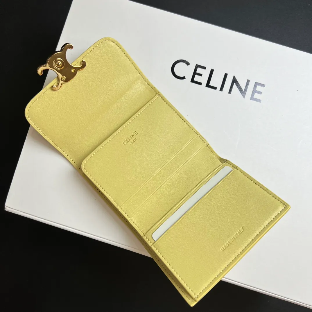 💰150 💎Top quality 🇫🇷 Yellow 💓 𝗖𝗘𝗟𝗜𝗡𝗘 Arc de Triomphe wallet 2-in-1, full calfskin, second layer leather, non-transferable ‼ ️ Celine’s new glossy cow leather short coin purse ❤️ TRIOMPHE metallic snaps A small item that enhances taste, a classic and popular model. It is good-looking and easy to use. It is small and portable. All kinds of bank cards and ID documents are easy to throw around. You no longer have to worry about not being able to find it. It is a daily essential item. 5 card slots, 1 banknote slot, 1 detachable card pocket. It is really full of everything even though it is small~ The wallet can be used for a long time without losing any money. The high-end packaging also gives you face, so go ahead. Model: 10l653DS3 / 16332 /10I653 Size: 9.5×7.5×3cm