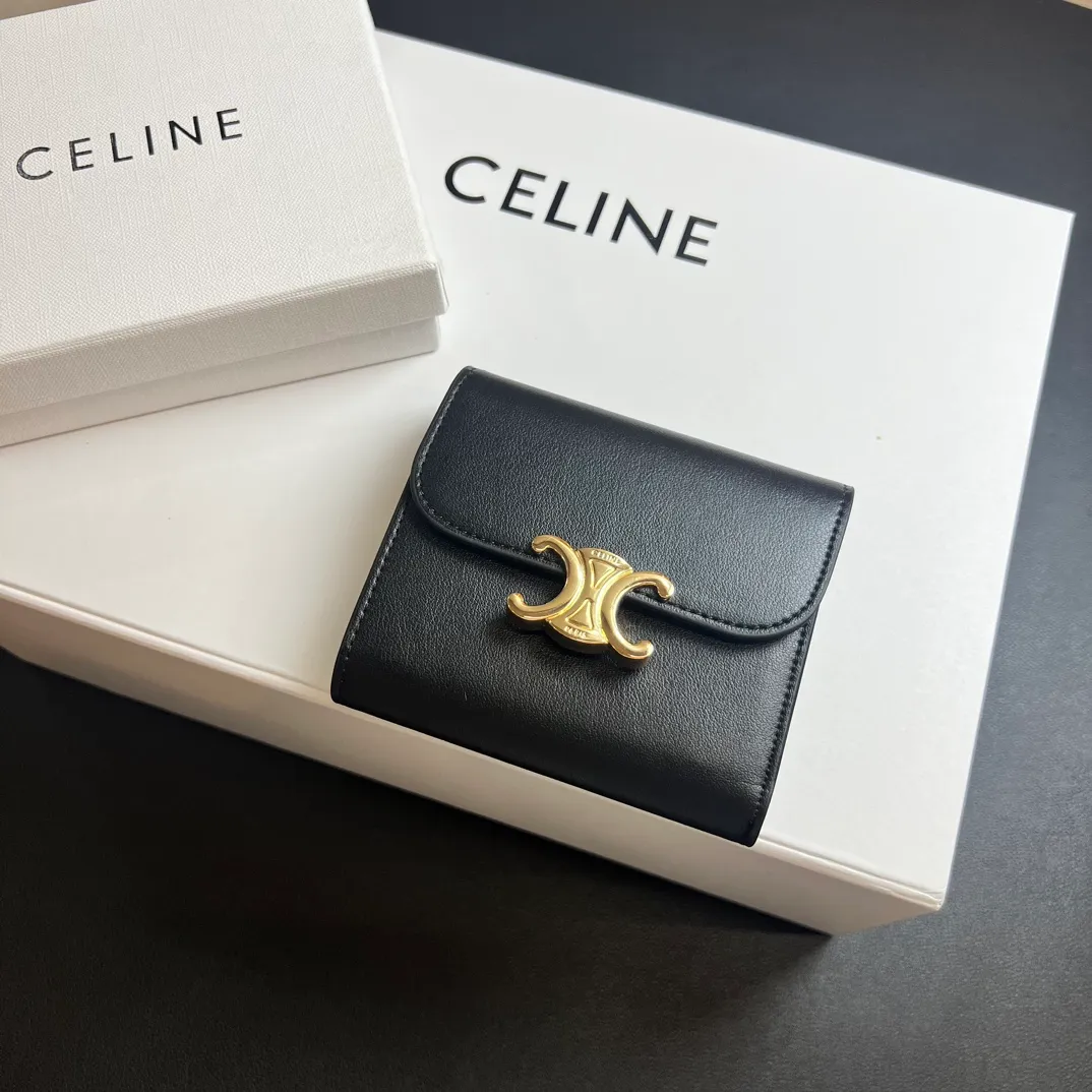 💰150 💎 Top quality black ❤️ 𝗖𝗘𝗟𝗜𝗡𝗘 Arc de Triomphe tri-fold wallet 🇫🇷 # Second-layer cowhide, non-transfer‼ ️ Exclusive real shot of CELINE. There is no color difference in the picture. The details are exactly the same. It is a small item that enhances taste. It is a classic and popular model. It is good-looking and easy to use. It is compact and portable. All kinds of bank cards and ID documents are easy to throw around. You no longer have to worry about finding the daily essential items. 7 card slots, 1 small card pocket, 1 banknote slot. As the saying goes, although the sparrow is small, it has all the essentials~ The wallet can be used for a long time, no loss or loss. The high-end packaging is also a face-saving gift. Chongchong No.: 10D782CQ 10D783 10782 Size: w10.5×9×3cm.