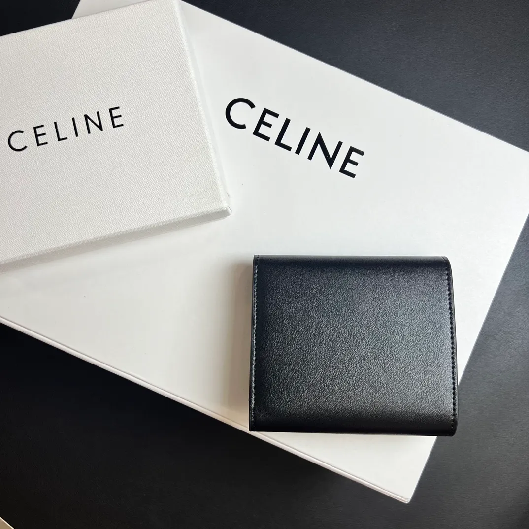💰150 💎 Top quality black ❤️ 𝗖𝗘𝗟𝗜𝗡𝗘 Arc de Triomphe tri-fold wallet 🇫🇷 # Second-layer cowhide, non-transfer‼ ️ Exclusive real shot of CELINE. There is no color difference in the picture. The details are exactly the same. It is a small item that enhances taste. It is a classic and popular model. It is good-looking and easy to use. It is compact and portable. All kinds of bank cards and ID documents are easy to throw around. You no longer have to worry about finding the daily essential items. 7 card slots, 1 small card pocket, 1 banknote slot. As the saying goes, although the sparrow is small, it has all the essentials~ The wallet can be used for a long time, no loss or loss. The high-end packaging is also a face-saving gift. Chongchong No.: 10D782CQ 10D783 10782 Size: w10.5×9×3cm.