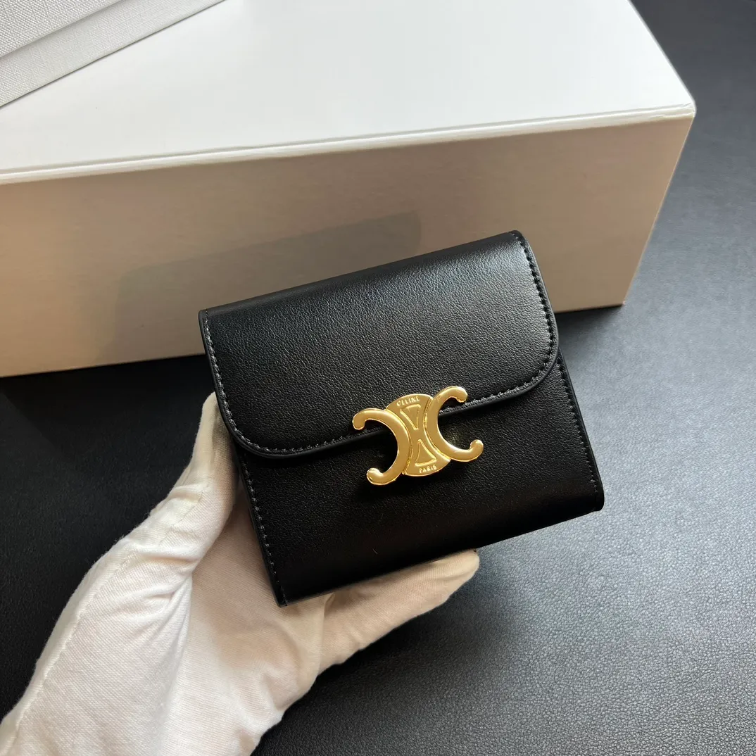 💰150 💎 Top quality black ❤️ 𝗖𝗘𝗟𝗜𝗡𝗘 Arc de Triomphe tri-fold wallet 🇫🇷 # Second-layer cowhide, non-transfer‼ ️ Exclusive real shot of CELINE. There is no color difference in the picture. The details are exactly the same. It is a small item that enhances taste. It is a classic and popular model. It is good-looking and easy to use. It is compact and portable. All kinds of bank cards and ID documents are easy to throw around. You no longer have to worry about finding the daily essential items. 7 card slots, 1 small card pocket, 1 banknote slot. As the saying goes, although the sparrow is small, it has all the essentials~ The wallet can be used for a long time, no loss or loss. The high-end packaging is also a face-saving gift. Chongchong No.: 10D782CQ 10D783 10782 Size: w10.5×9×3cm.
