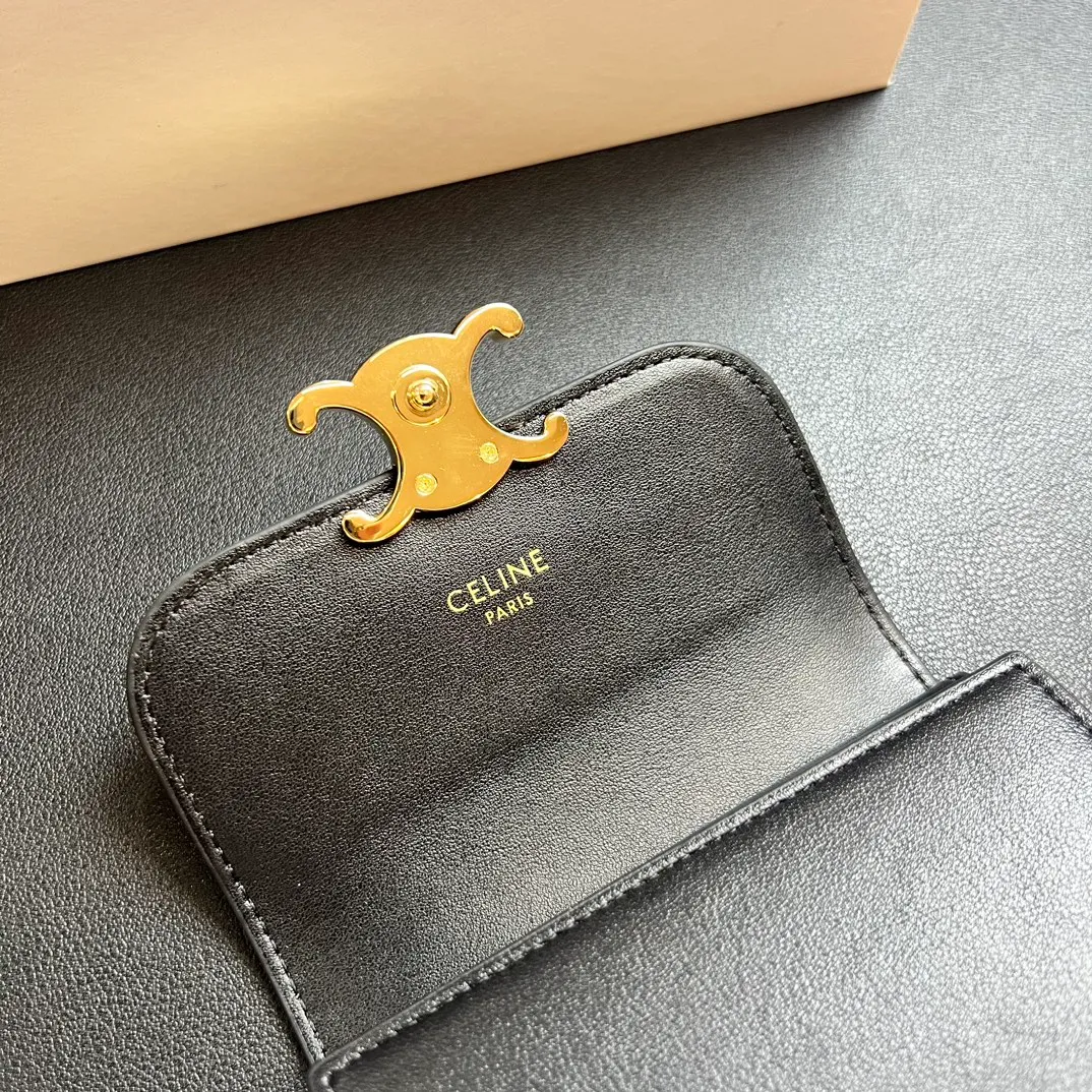 💰150 💎 Top quality black ❤️ 𝗖𝗘𝗟𝗜𝗡𝗘 Arc de Triomphe tri-fold wallet 🇫🇷 # Second-layer cowhide, non-transfer‼ ️ Exclusive real shot of CELINE. There is no color difference in the picture. The details are exactly the same. It is a small item that enhances taste. It is a classic and popular model. It is good-looking and easy to use. It is compact and portable. All kinds of bank cards and ID documents are easy to throw around. You no longer have to worry about finding the daily essential items. 7 card slots, 1 small card pocket, 1 banknote slot. As the saying goes, although the sparrow is small, it has all the essentials~ The wallet can be used for a long time, no loss or loss. The high-end packaging is also a face-saving gift. Chongchong No.: 10D782CQ 10D783 10782 Size: w10.5×9×3cm.