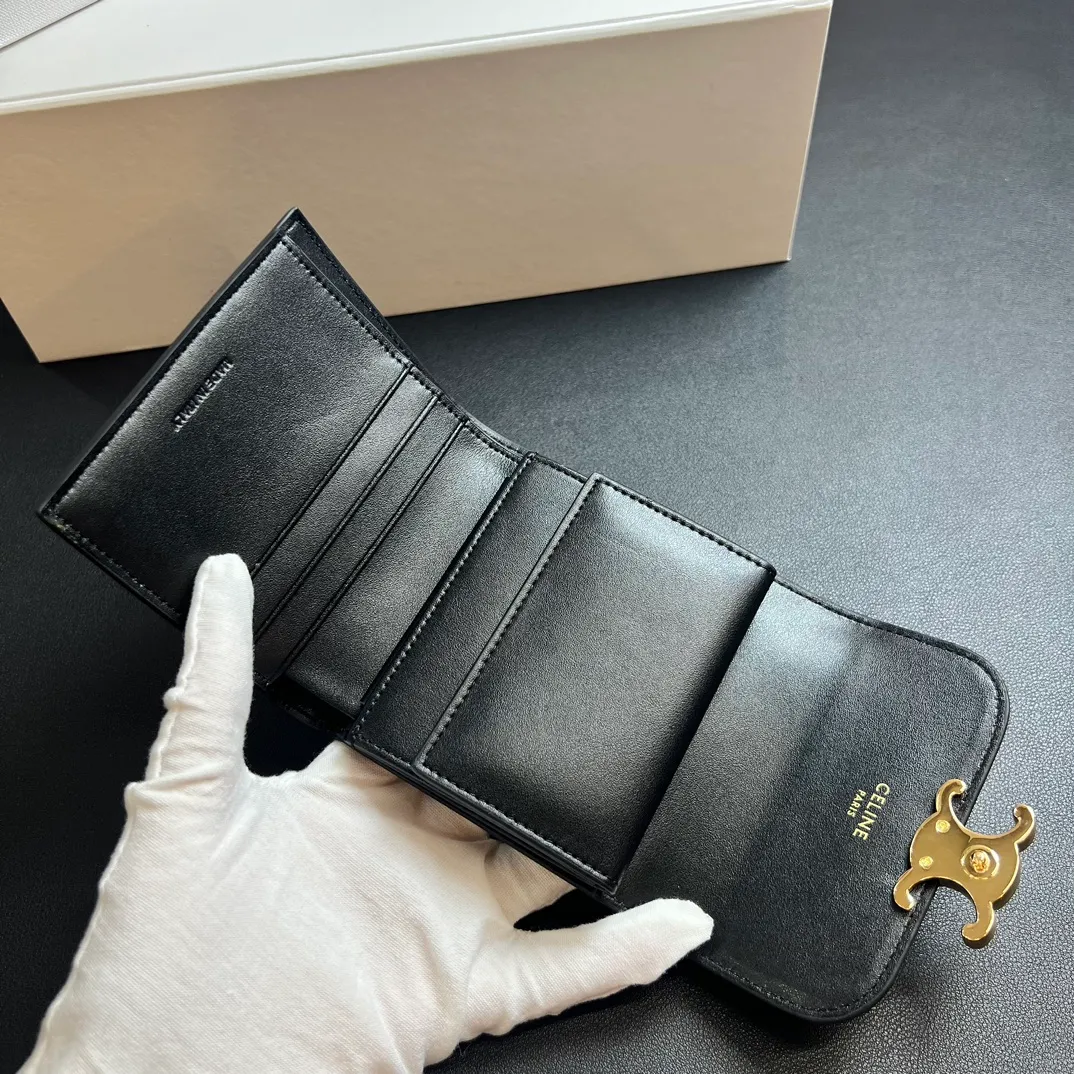 💰150 💎 Top quality black ❤️ 𝗖𝗘𝗟𝗜𝗡𝗘 Arc de Triomphe tri-fold wallet 🇫🇷 # Second-layer cowhide, non-transfer‼ ️ Exclusive real shot of CELINE. There is no color difference in the picture. The details are exactly the same. It is a small item that enhances taste. It is a classic and popular model. It is good-looking and easy to use. It is compact and portable. All kinds of bank cards and ID documents are easy to throw around. You no longer have to worry about finding the daily essential items. 7 card slots, 1 small card pocket, 1 banknote slot. As the saying goes, although the sparrow is small, it has all the essentials~ The wallet can be used for a long time, no loss or loss. The high-end packaging is also a face-saving gift. Chongchong No.: 10D782CQ 10D783 10782 Size: w10.5×9×3cm.