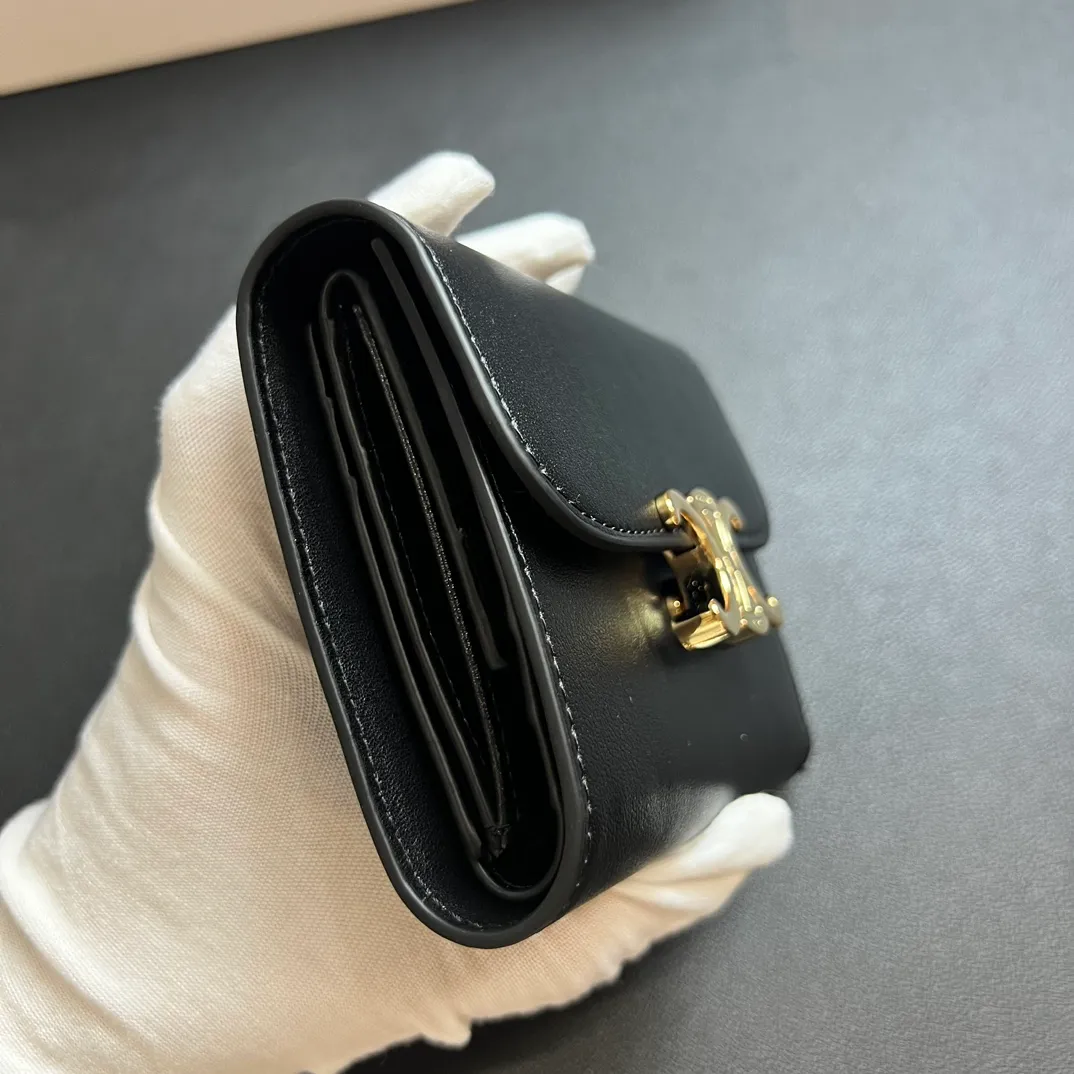 💰150 💎 Top quality black ❤️ 𝗖𝗘𝗟𝗜𝗡𝗘 Arc de Triomphe tri-fold wallet 🇫🇷 # Second-layer cowhide, non-transfer‼ ️ Exclusive real shot of CELINE. There is no color difference in the picture. The details are exactly the same. It is a small item that enhances taste. It is a classic and popular model. It is good-looking and easy to use. It is compact and portable. All kinds of bank cards and ID documents are easy to throw around. You no longer have to worry about finding the daily essential items. 7 card slots, 1 small card pocket, 1 banknote slot. As the saying goes, although the sparrow is small, it has all the essentials~ The wallet can be used for a long time, no loss or loss. The high-end packaging is also a face-saving gift. Chongchong No.: 10D782CQ 10D783 10782 Size: w10.5×9×3cm.