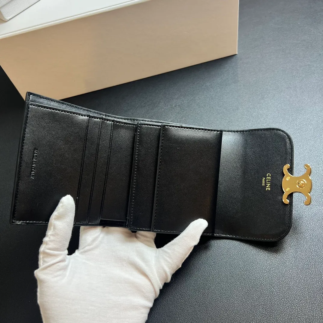 💰150 💎 Top quality black ❤️ 𝗖𝗘𝗟𝗜𝗡𝗘 Arc de Triomphe tri-fold wallet 🇫🇷 # Second-layer cowhide, non-transfer‼ ️ Exclusive real shot of CELINE. There is no color difference in the picture. The details are exactly the same. It is a small item that enhances taste. It is a classic and popular model. It is good-looking and easy to use. It is compact and portable. All kinds of bank cards and ID documents are easy to throw around. You no longer have to worry about finding the daily essential items. 7 card slots, 1 small card pocket, 1 banknote slot. As the saying goes, although the sparrow is small, it has all the essentials~ The wallet can be used for a long time, no loss or loss. The high-end packaging is also a face-saving gift. Chongchong No.: 10D782CQ 10D783 10782 Size: w10.5×9×3cm.