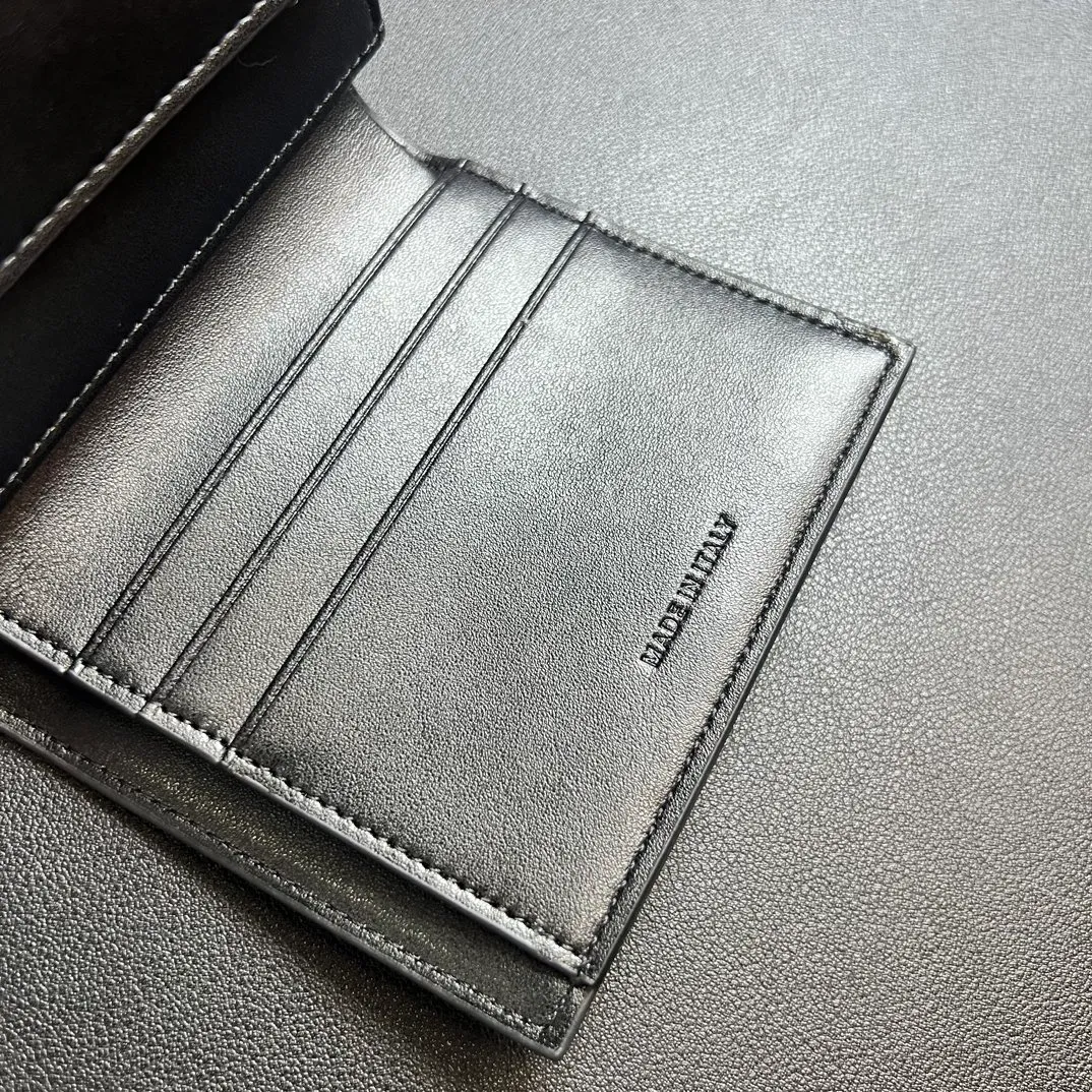 💰150 💎 Top quality black ❤️ 𝗖𝗘𝗟𝗜𝗡𝗘 Arc de Triomphe tri-fold wallet 🇫🇷 # Second-layer cowhide, non-transfer‼ ️ Exclusive real shot of CELINE. There is no color difference in the picture. The details are exactly the same. It is a small item that enhances taste. It is a classic and popular model. It is good-looking and easy to use. It is compact and portable. All kinds of bank cards and ID documents are easy to throw around. You no longer have to worry about finding the daily essential items. 7 card slots, 1 small card pocket, 1 banknote slot. As the saying goes, although the sparrow is small, it has all the essentials~ The wallet can be used for a long time, no loss or loss. The high-end packaging is also a face-saving gift. Chongchong No.: 10D782CQ 10D783 10782 Size: w10.5×9×3cm.
