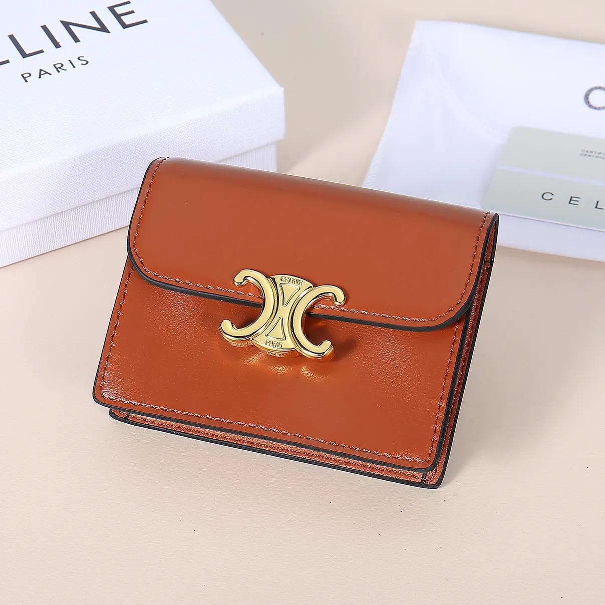 💰130, Celine's new card holder, TRIOMPHE business card holder, large cowhide with plain microfiber interior, gold finish TRIOMPHE metal snap closure, 1 thickened main compartment, 3 inner card slots. No.: 10N063 Size: 10.5x8.5x3 cm