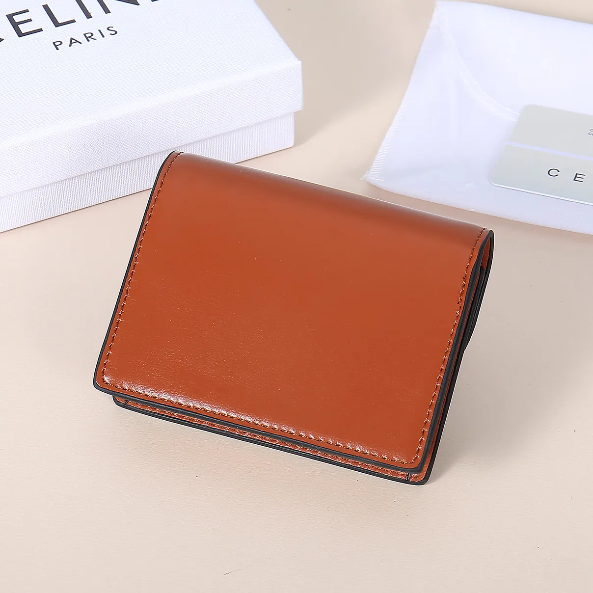 💰130, Celine's new card holder, TRIOMPHE business card holder, large cowhide with plain microfiber interior, gold finish TRIOMPHE metal snap closure, 1 thickened main compartment, 3 inner card slots. No.: 10N063 Size: 10.5x8.5x3 cm