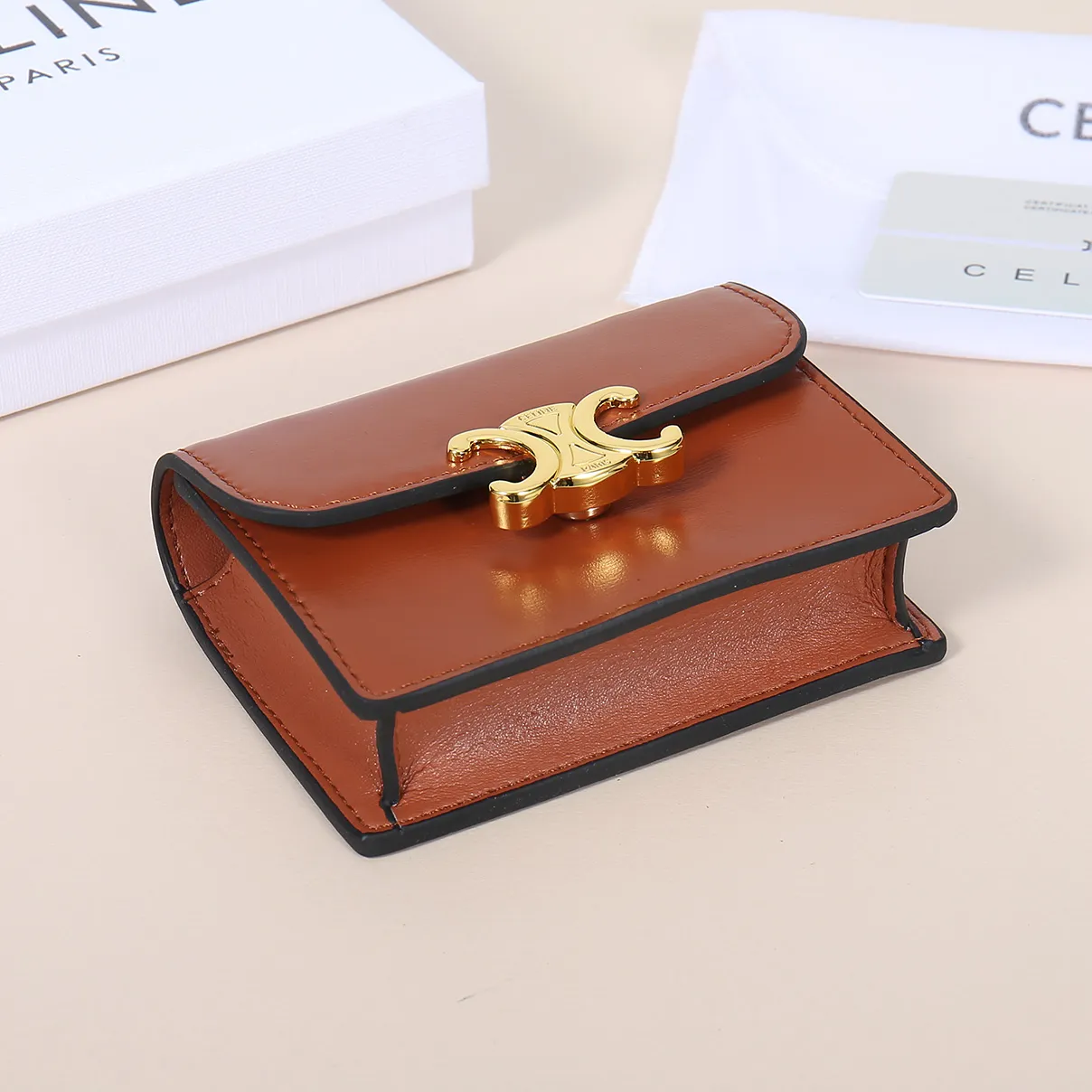 💰130, Celine's new card holder, TRIOMPHE business card holder, large cowhide with plain microfiber interior, gold finish TRIOMPHE metal snap closure, 1 thickened main compartment, 3 inner card slots. No.: 10N063 Size: 10.5x8.5x3 cm