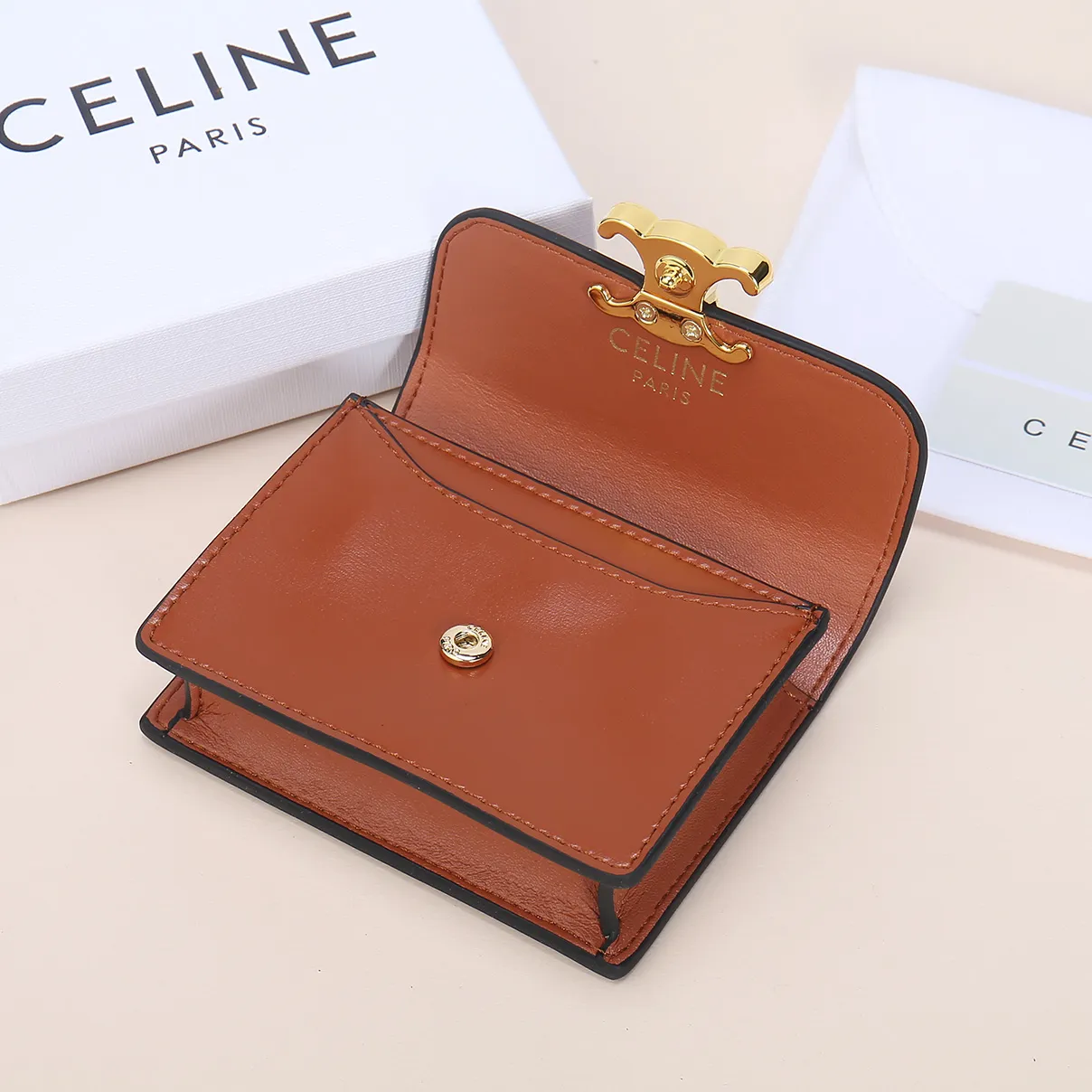 💰130, Celine's new card holder, TRIOMPHE business card holder, large cowhide with plain microfiber interior, gold finish TRIOMPHE metal snap closure, 1 thickened main compartment, 3 inner card slots. No.: 10N063 Size: 10.5x8.5x3 cm