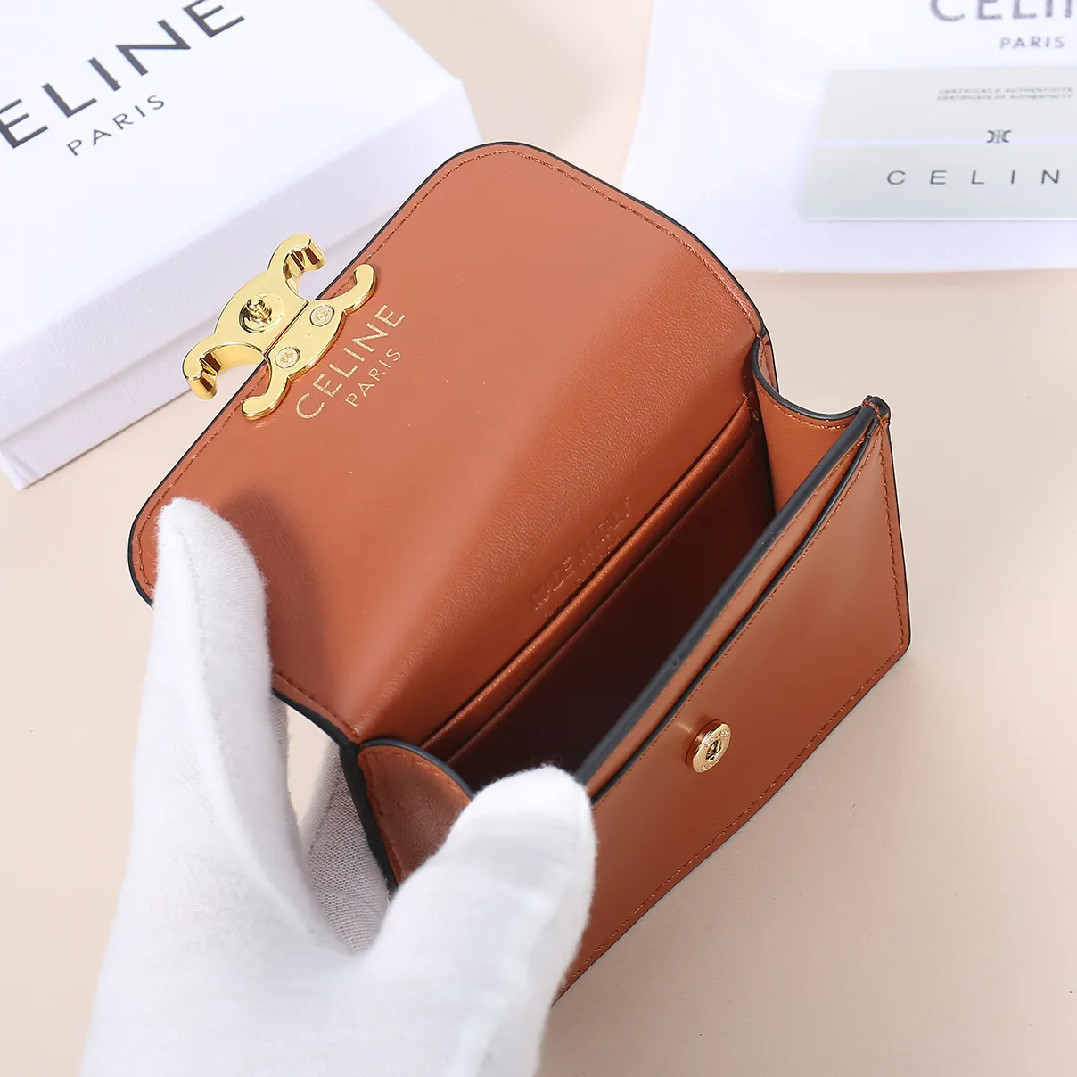 💰130, Celine's new card holder, TRIOMPHE business card holder, large cowhide with plain microfiber interior, gold finish TRIOMPHE metal snap closure, 1 thickened main compartment, 3 inner card slots. No.: 10N063 Size: 10.5x8.5x3 cm