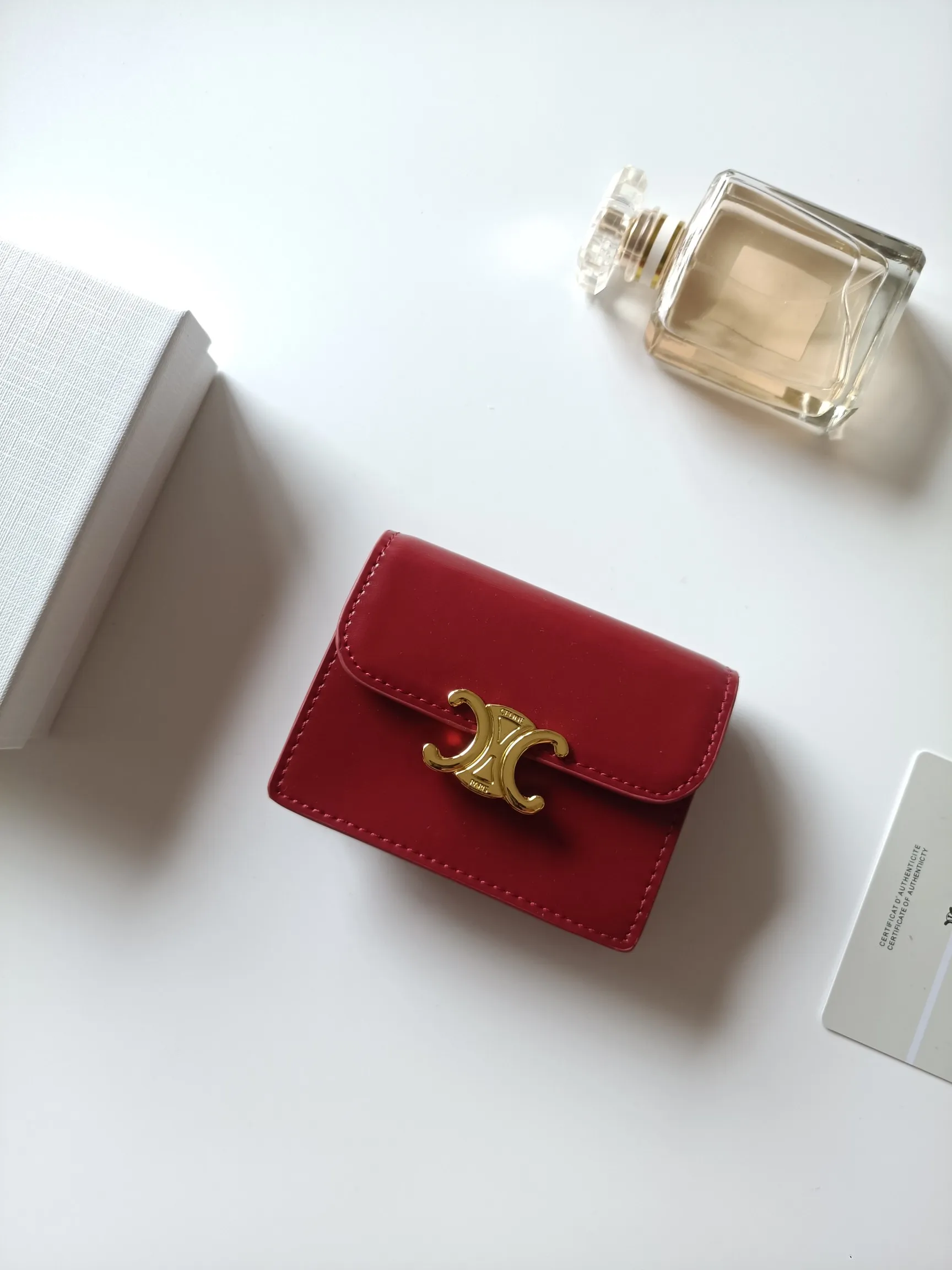 💰150 Celine's new card holder, TRIOMPHE business card holder, classic pattern large surface with plain microfiber interior, gold finish TRIOMPHE metal snap closure, 1 thickened main compartment, 3 inner card slots. No.: 10N063 Size: 10.5x8.5x3 cm