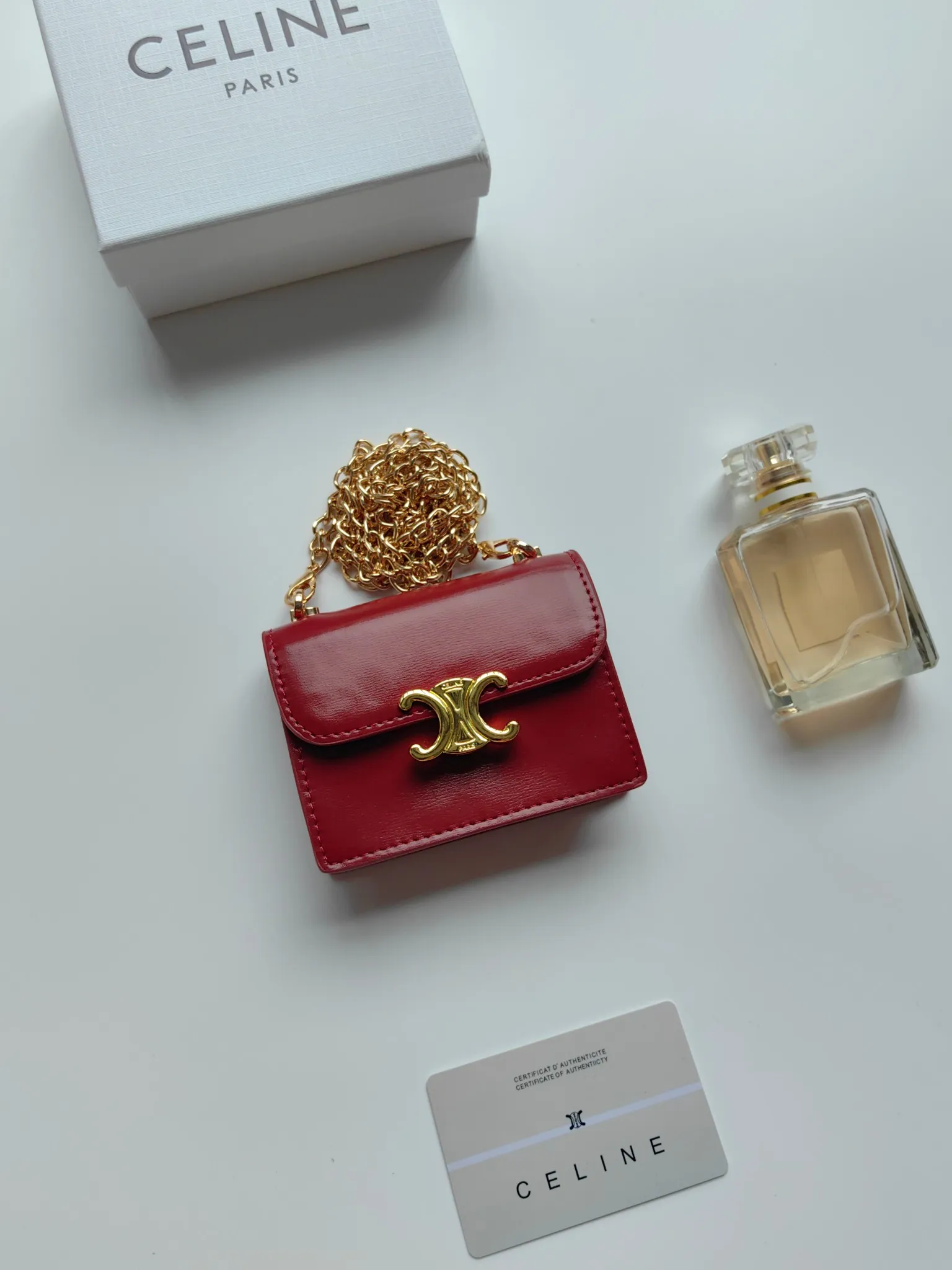 💰140 Celine's new chain TRIOMPHE business card bag, which can be worn cross-body, has a classic pattern with plain microfiber on the inside, gold-finished TRIOMPHE metal snap closure, 1 thickened main compartment, and 3 inner card slots. No.: 10N062 Size: 10.5x8.5x3 cm