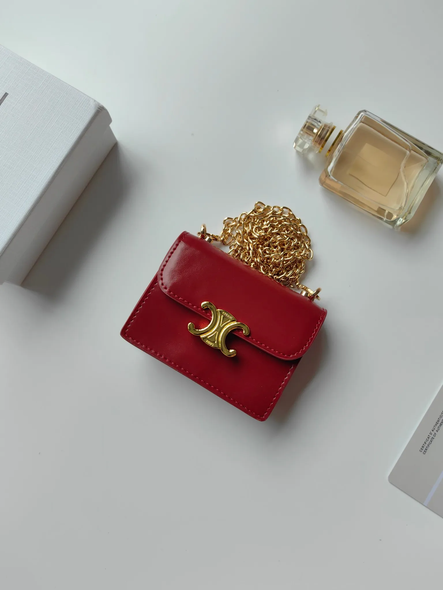💰140 Celine's new chain TRIOMPHE business card bag, which can be worn cross-body, has a classic pattern with plain microfiber on the inside, gold-finished TRIOMPHE metal snap closure, 1 thickened main compartment, and 3 inner card slots. No.: 10N062 Size: 10.5x8.5x3 cm