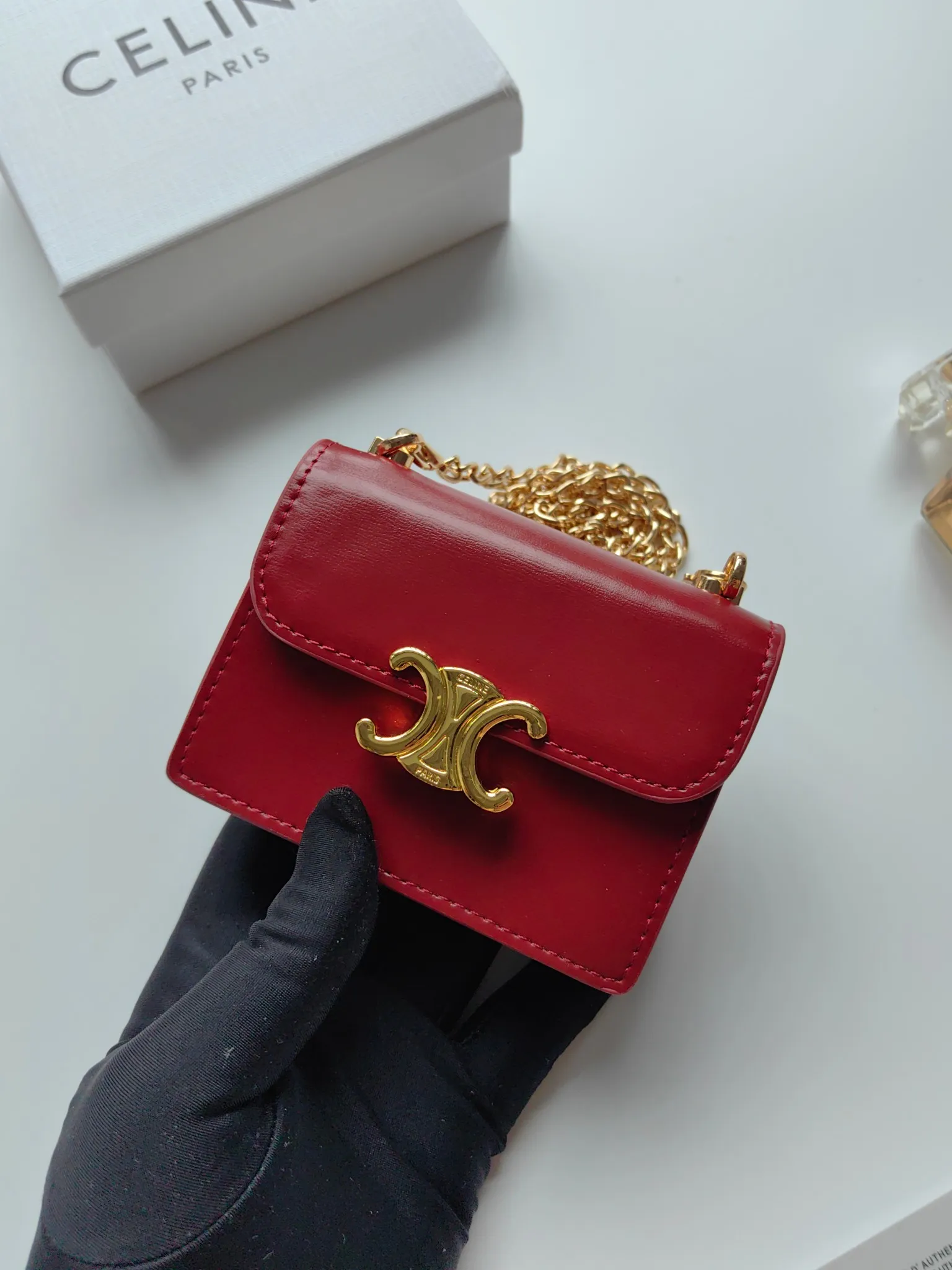 💰140 Celine's new chain TRIOMPHE business card bag, which can be worn cross-body, has a classic pattern with plain microfiber on the inside, gold-finished TRIOMPHE metal snap closure, 1 thickened main compartment, and 3 inner card slots. No.: 10N062 Size: 10.5x8.5x3 cm