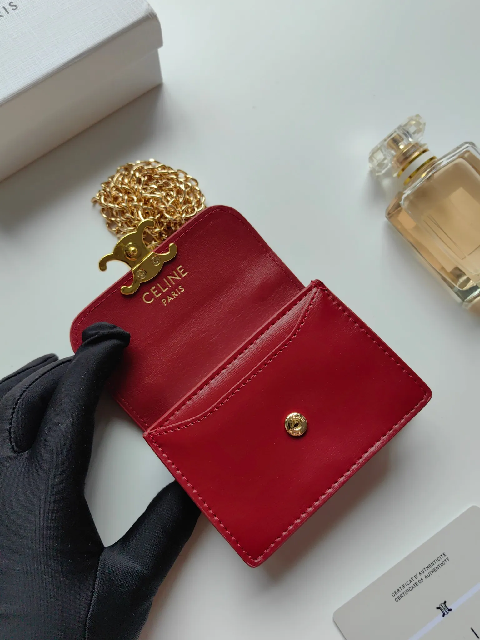 💰140 Celine's new chain TRIOMPHE business card bag, which can be worn cross-body, has a classic pattern with plain microfiber on the inside, gold-finished TRIOMPHE metal snap closure, 1 thickened main compartment, and 3 inner card slots. No.: 10N062 Size: 10.5x8.5x3 cm