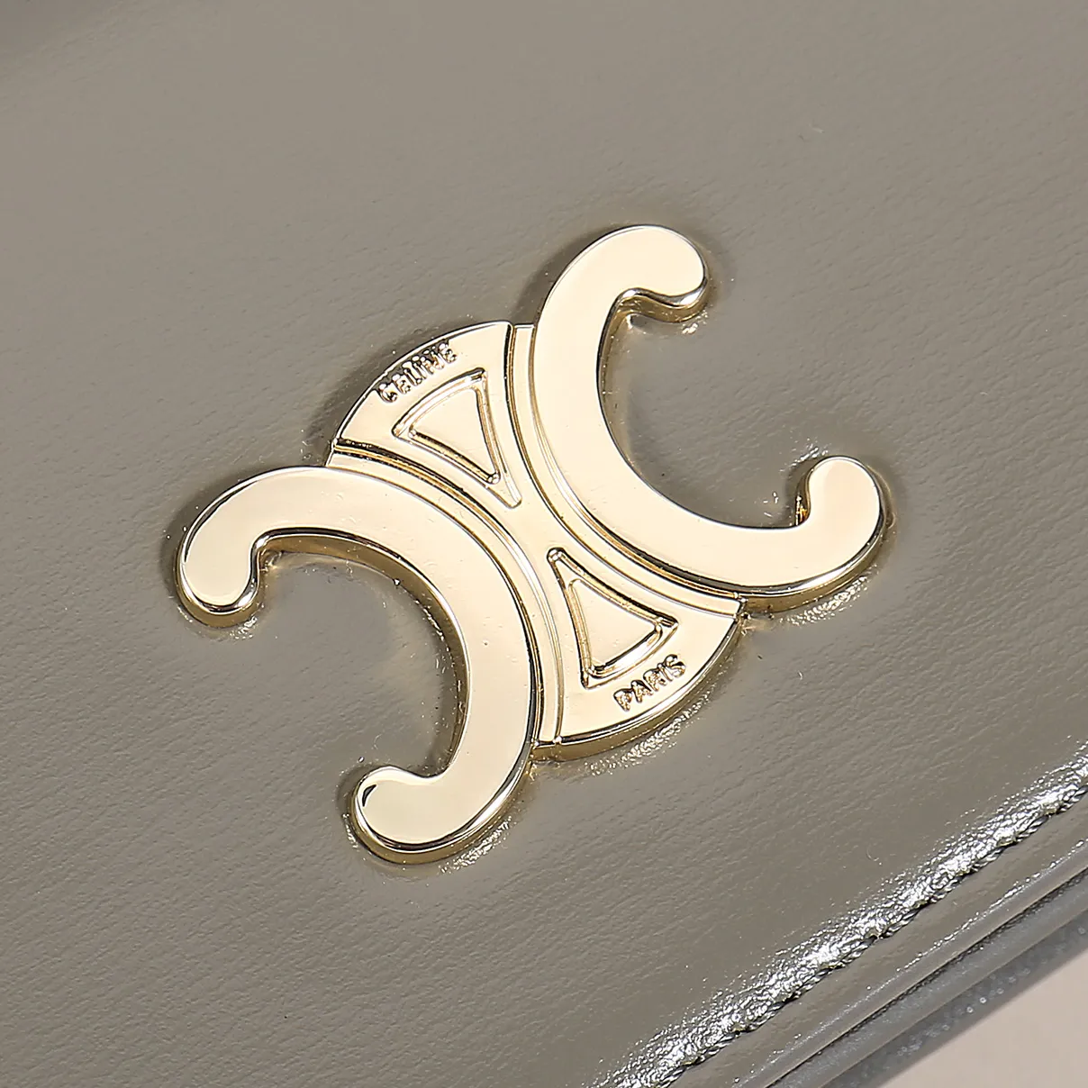 60. Celine classic card holder, TRIOMPHE business card holder, large cowhide interior with plain microfiber TRIOMPHE CANVAS logo print, gold finish TRIOMPHE metal snap closure, 1 zipper coin pocket, 5 card slots, 1 banknote pocket, 1 flat pocket No.: 10K623 Size: 11 X 9 X 3 cm