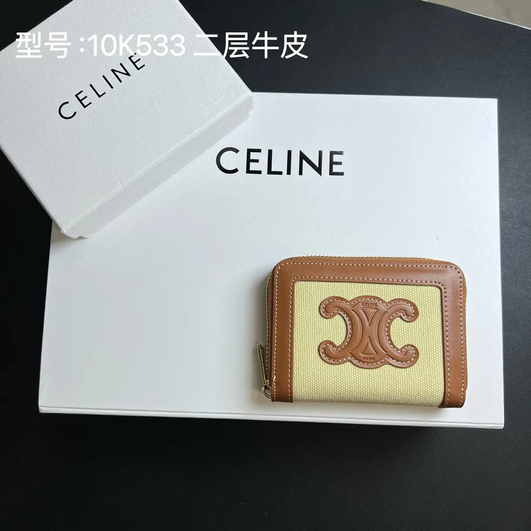 💰140 💎Upgraded original version 🇫🇷 𝗖𝗘𝗟𝗜𝗡𝗘 ❤️ TRIOMPHE CUIR (two-layer leather) Celine’s new glossy cow leather❤️ Compact zipper wallet Textile material and natural/tan calfskin Textile material, calfskin trim Calfskin lining Zipper closure Six credit card slots Two gusseted compartments. Size: 10.5 X 9 X 1 Style number: 10K533DR8 / 10533 /10L742