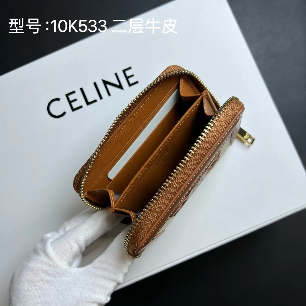 💰140 💎Upgraded original version 🇫🇷 𝗖𝗘𝗟𝗜𝗡𝗘 ❤️ TRIOMPHE CUIR (two-layer leather) Celine’s new glossy cow leather❤️ Compact zipper wallet Textile material and natural/tan calfskin Textile material, calfskin trim Calfskin lining Zipper closure Six credit card slots Two gusseted compartments. Size: 10.5 X 9 X 1 Style number: 10K533DR8 / 10533 /10L742