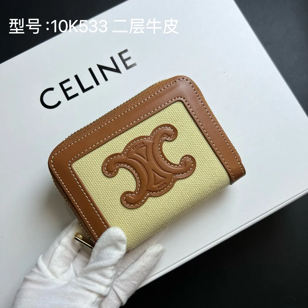 💰140 💎Upgraded original version 🇫🇷 𝗖𝗘𝗟𝗜𝗡𝗘 ❤️ TRIOMPHE CUIR (two-layer leather) Celine’s new glossy cow leather❤️ Compact zipper wallet Textile material and natural/tan calfskin Textile material, calfskin trim Calfskin lining Zipper closure Six credit card slots Two gusseted compartments. Size: 10.5 X 9 X 1 Style number: 10K533DR8 / 10533 /10L742
