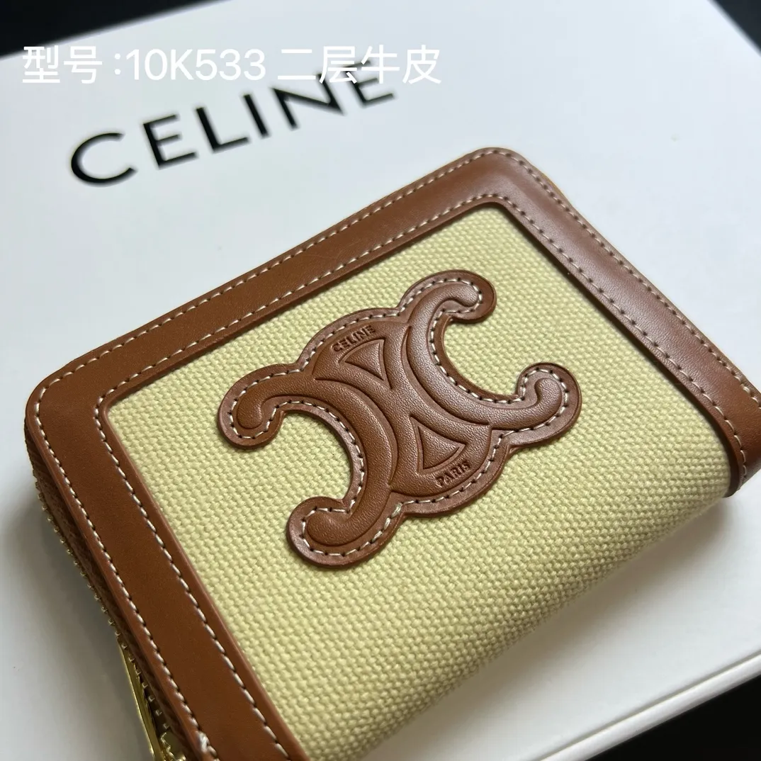 💰140 💎Upgraded original version 🇫🇷 𝗖𝗘𝗟𝗜𝗡𝗘 ❤️ TRIOMPHE CUIR (two-layer leather) Celine’s new glossy cow leather❤️ Compact zipper wallet Textile material and natural/tan calfskin Textile material, calfskin trim Calfskin lining Zipper closure Six credit card slots Two gusseted compartments. Size: 10.5 X 9 X 1 Style number: 10K533DR8 / 10533 /10L742