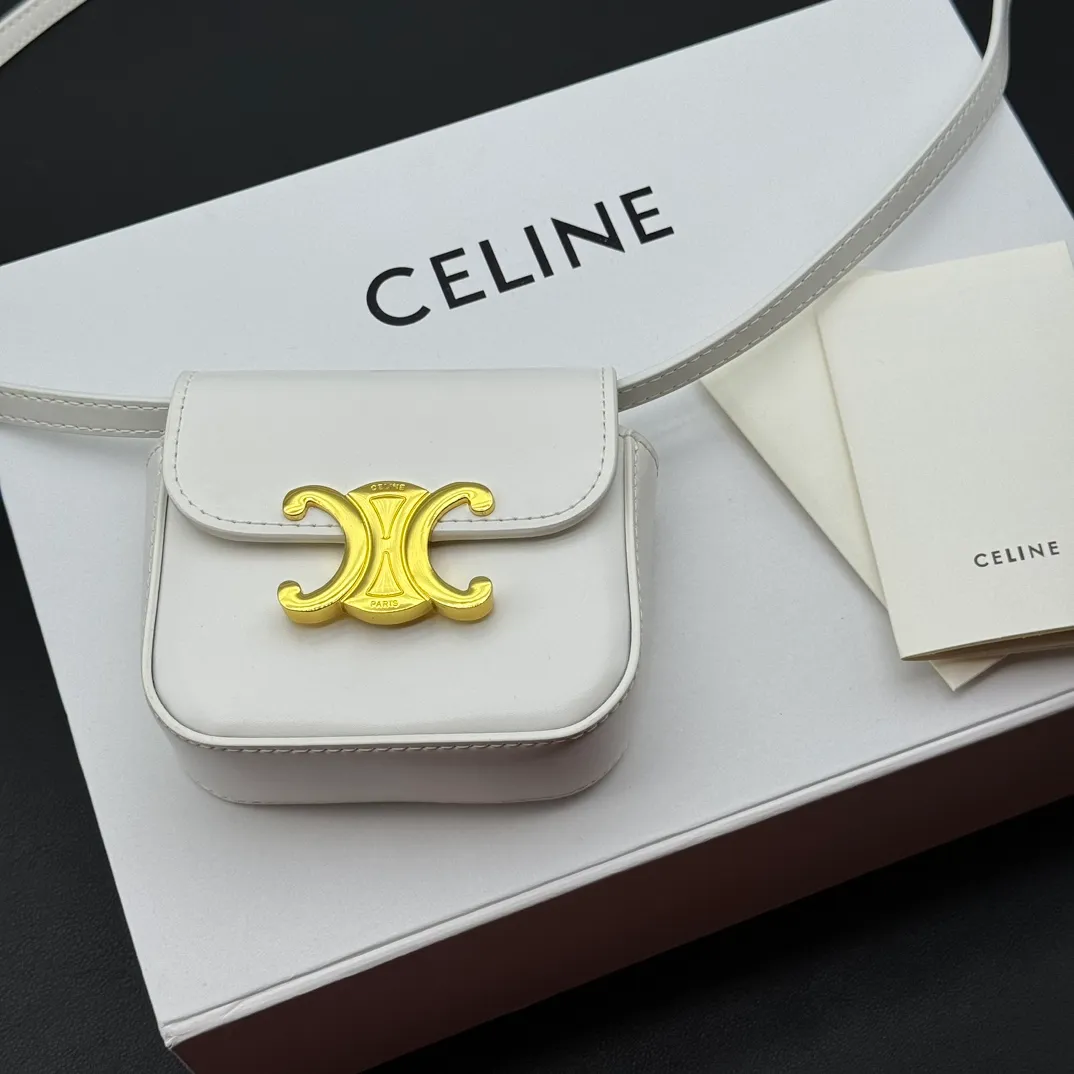 💰230 💎Upgraded original version💖 Comes with gift box 𝗖𝗘𝗟𝗜𝗡𝗘 | 𝗧𝗥𝗜𝗢𝗠𝗣𝗛𝗘 𝗠𝗜𝗡𝗜 Arc de Triomphe Mini Crossbody Bag〰️ White# (Calfskin) Arc de Triomphe and minimalist inspiration collide. Beautiful to the core. The shape of the bag is simply the golden ratio. Small and delicate. The more you look at it, the better it looks. It gives people a French gentle style🍃. Carrying it on the body is like an exquisite work of art. Made of genuine Italian leather. The texture of the leather is perfect. 𝑠　𝑧𝑒: 𝟭𝟭*𝟴*𝟰𝒄𝒎 Model: 101513/10I513