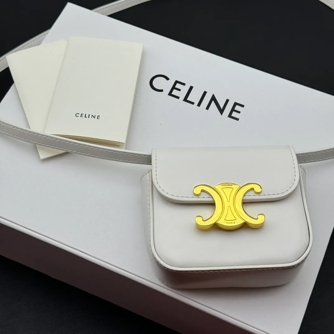 💰230 💎Upgraded original version💖 Comes with gift box 𝗖𝗘𝗟𝗜𝗡𝗘 | 𝗧𝗥𝗜𝗢𝗠𝗣𝗛𝗘 𝗠𝗜𝗡𝗜 Arc de Triomphe Mini Crossbody Bag〰️ White# (Calfskin) Arc de Triomphe and minimalist inspiration collide. Beautiful to the core. The shape of the bag is simply the golden ratio. Small and delicate. The more you look at it, the better it looks. It gives people a French gentle style🍃. Carrying it on the body is like an exquisite work of art. Made of genuine Italian leather. The texture of the leather is perfect. 𝑠　𝑧𝑒: 𝟭𝟭*𝟴*𝟰𝒄𝒎 Model: 101513/10I513