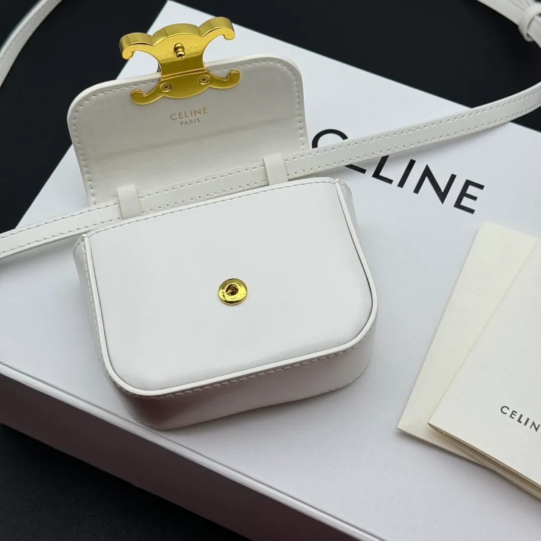 💰230 💎Upgraded original version💖 Comes with gift box 𝗖𝗘𝗟𝗜𝗡𝗘 | 𝗧𝗥𝗜𝗢𝗠𝗣𝗛𝗘 𝗠𝗜𝗡𝗜 Arc de Triomphe Mini Crossbody Bag〰️ White# (Calfskin) Arc de Triomphe and minimalist inspiration collide. Beautiful to the core. The shape of the bag is simply the golden ratio. Small and delicate. The more you look at it, the better it looks. It gives people a French gentle style🍃. Carrying it on the body is like an exquisite work of art. Made of genuine Italian leather. The texture of the leather is perfect. 𝑠　𝑧𝑒: 𝟭𝟭*𝟴*𝟰𝒄𝒎 Model: 101513/10I513