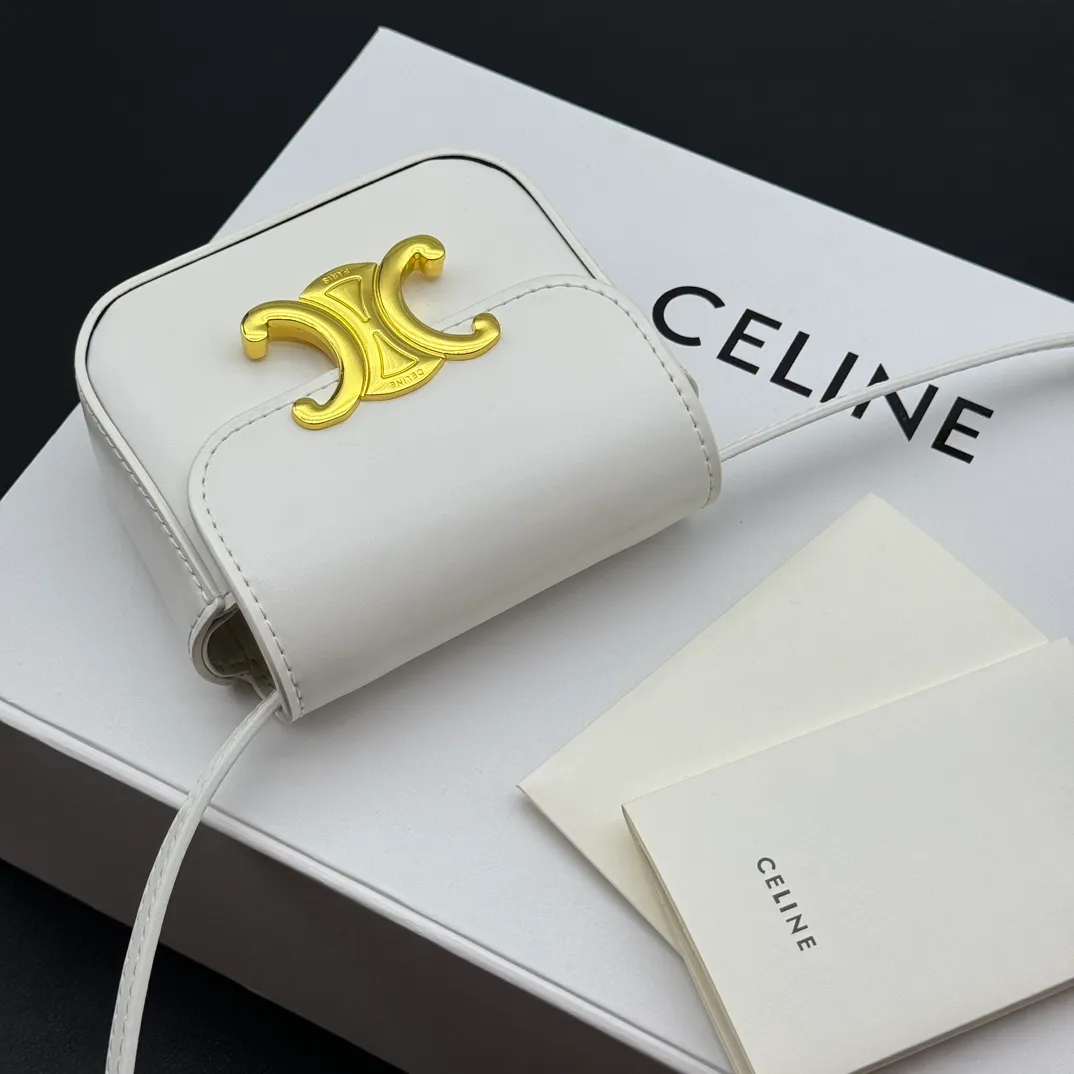 💰230 💎Upgraded original version💖 Comes with gift box 𝗖𝗘𝗟𝗜𝗡𝗘 | 𝗧𝗥𝗜𝗢𝗠𝗣𝗛𝗘 𝗠𝗜𝗡𝗜 Arc de Triomphe Mini Crossbody Bag〰️ White# (Calfskin) Arc de Triomphe and minimalist inspiration collide. Beautiful to the core. The shape of the bag is simply the golden ratio. Small and delicate. The more you look at it, the better it looks. It gives people a French gentle style🍃. Carrying it on the body is like an exquisite work of art. Made of genuine Italian leather. The texture of the leather is perfect. 𝑠　𝑧𝑒: 𝟭𝟭*𝟴*𝟰𝒄𝒎 Model: 101513/10I513